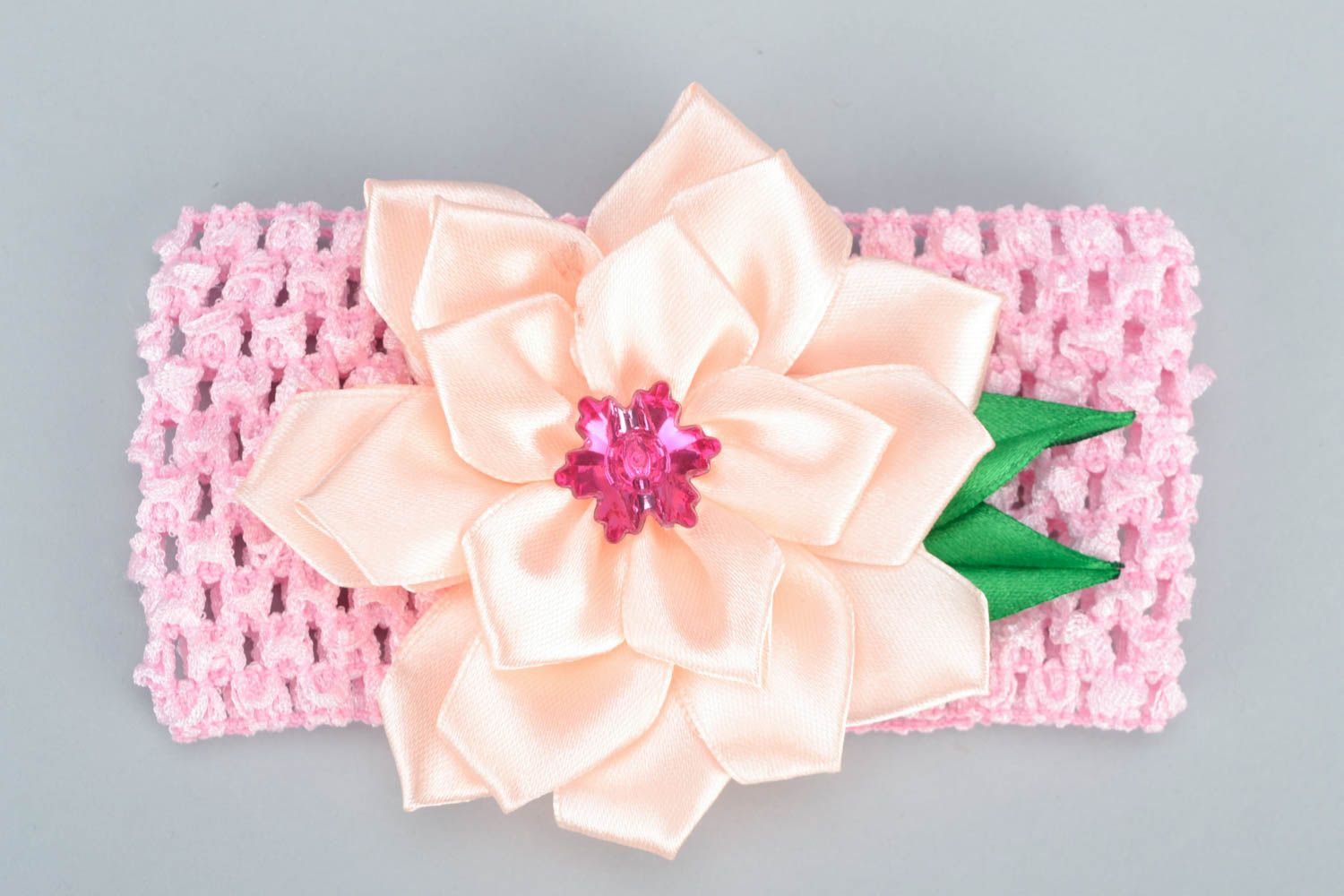 Stilvolles originelles rosa Haarband mit Blume für Baby in Kanzashi Technik handmade foto 3
