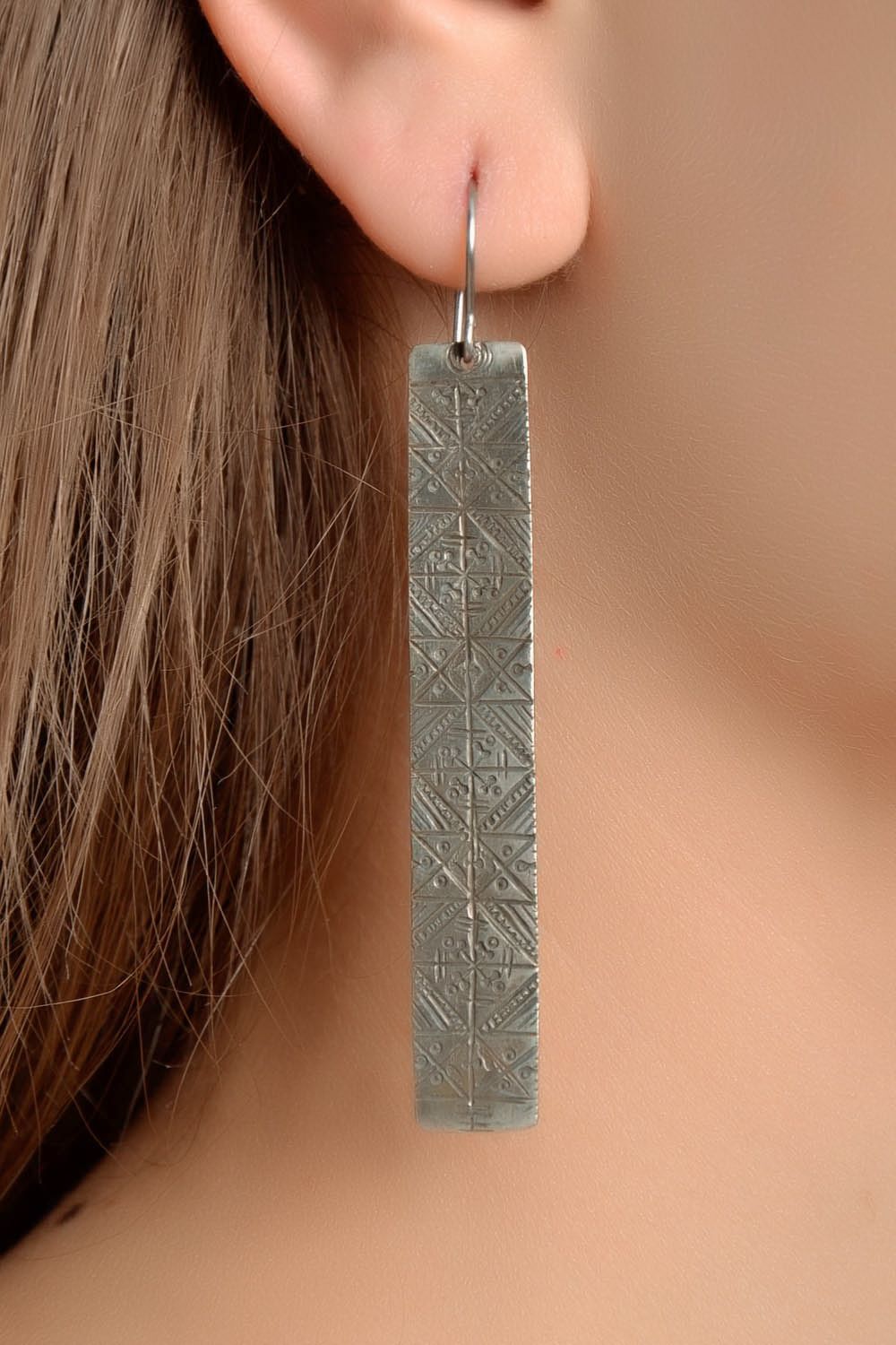 Ausgeprägte Ohrringe aus Kupfernickel foto 4
