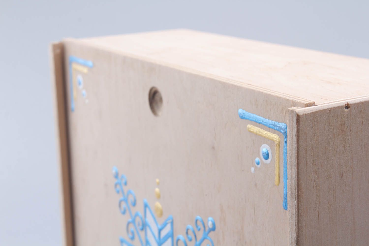 Caixa espaçosa artesanal de madeira com ornamento pintada com tintas acrílicas foto 3