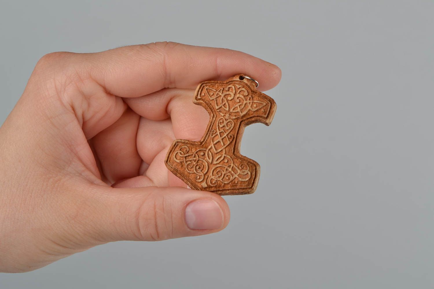 Skandinawischer künstlerischer Amulett Anhänger aus Holz Hammer mit Ornament foto 2