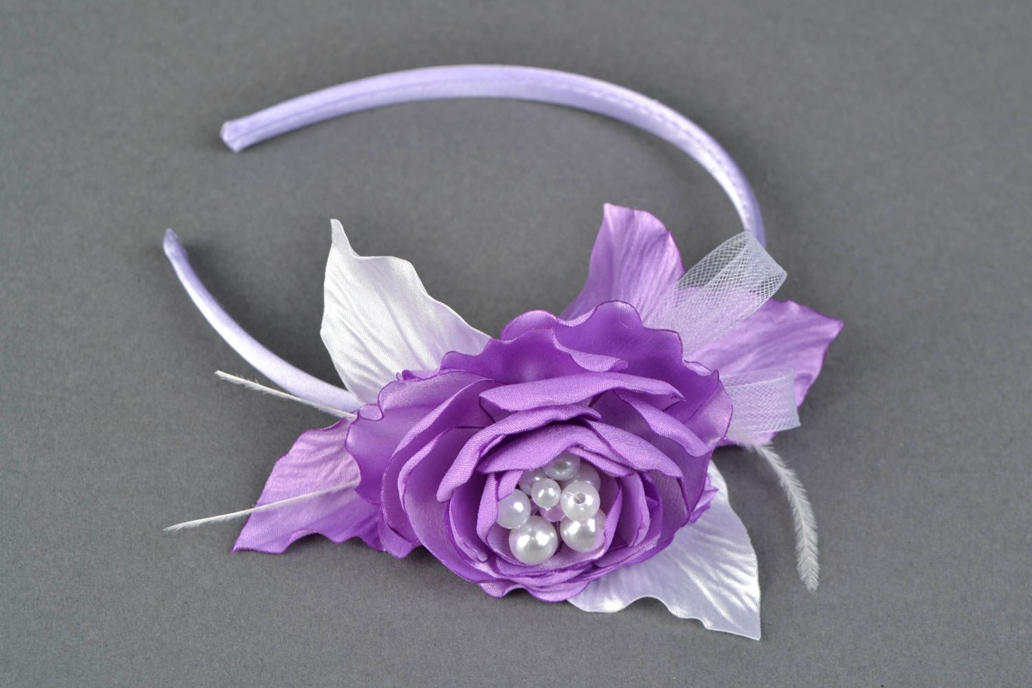 Serre-tête avec grande fleur en satin avec plumes fait main original violet photo 2