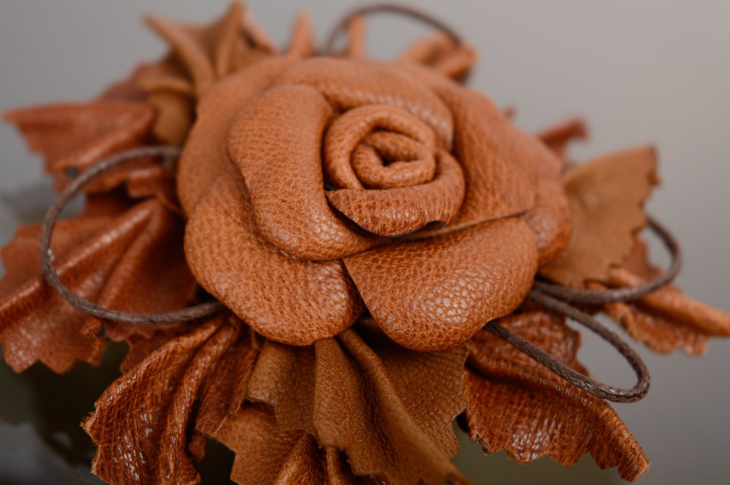 Broche de cuero natural marrón con forma de flor foto 3