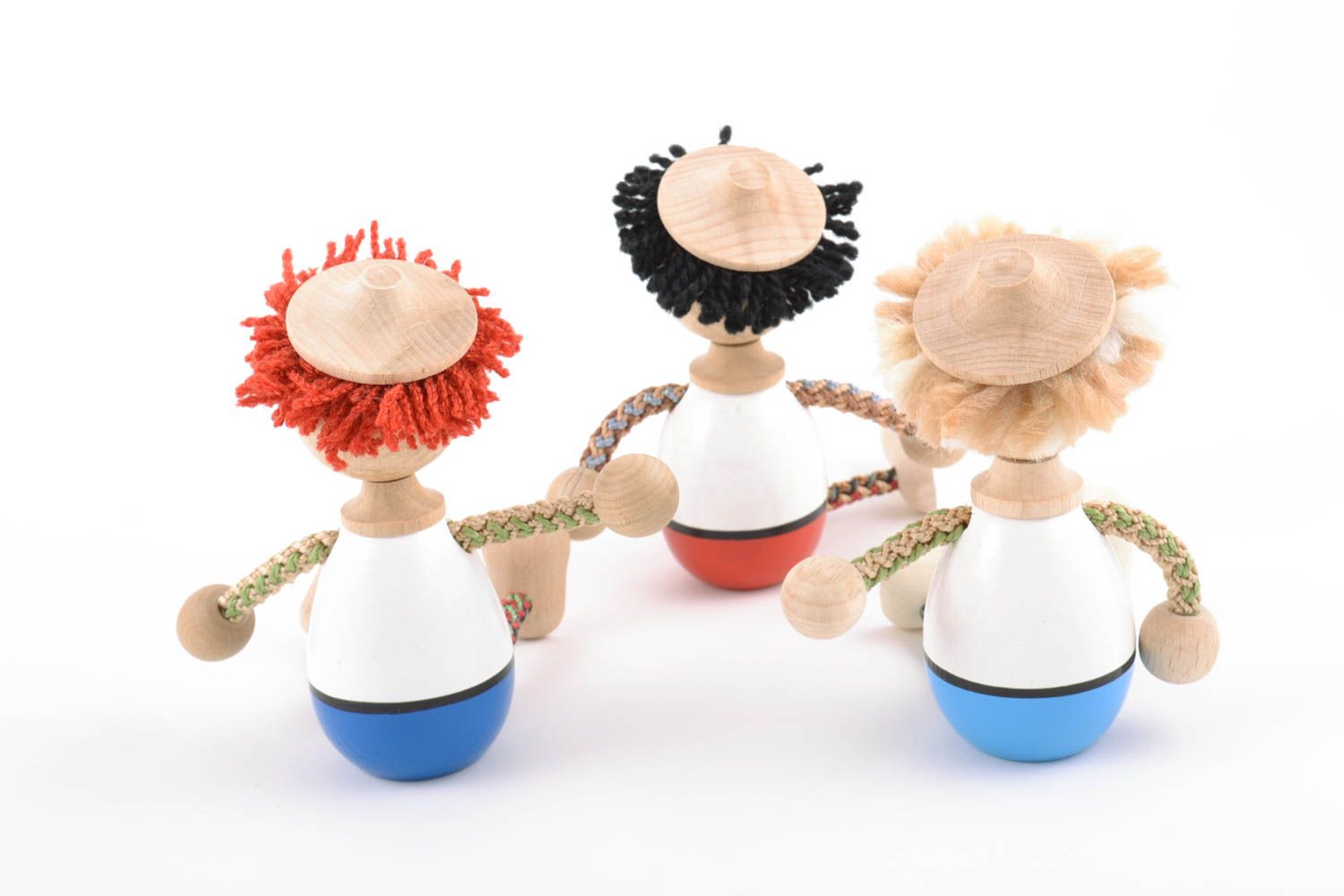 Игрушки из дерева ручной работы мальчики набор из трех изделий цветные забавные фото 3