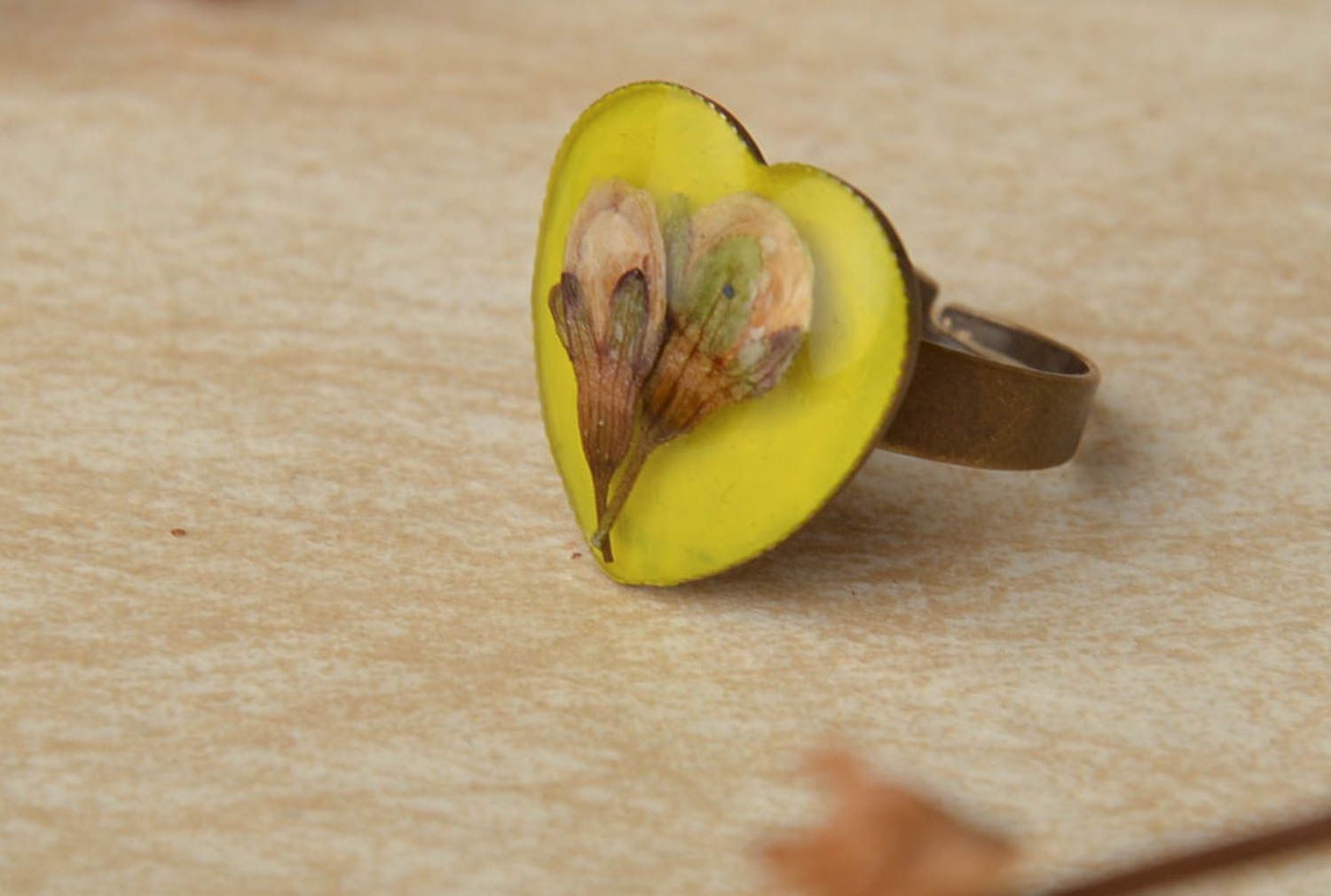 Перстень с натуральными цветами Сердце солнца фото 1
