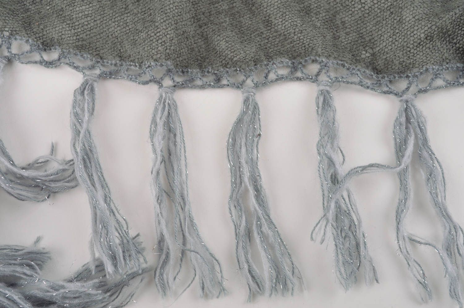 Grand Châle en laine fait main gris à franges avec fleurs Accessoire femme photo 3