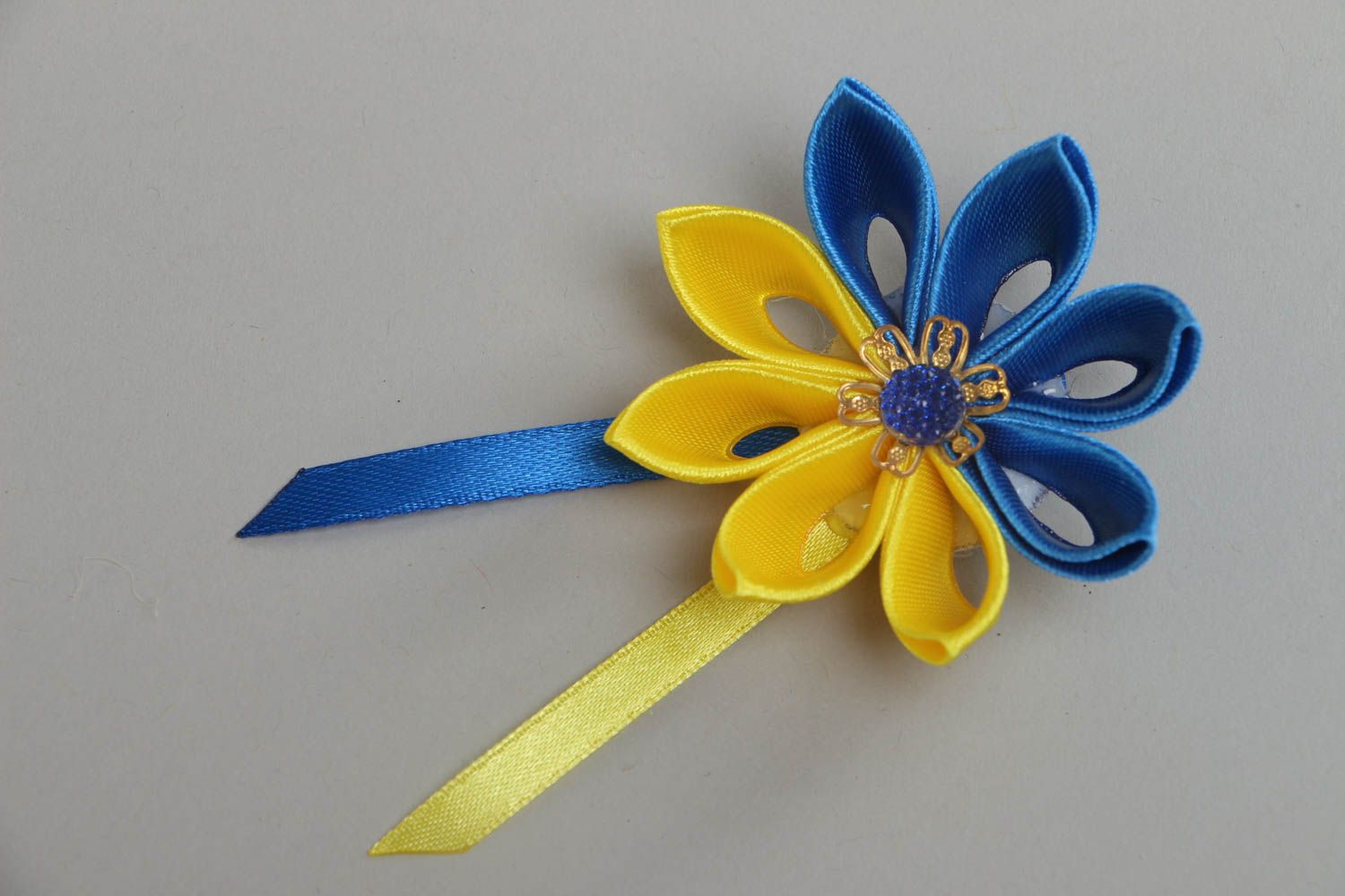 Брошь из атласных лент в виде желто-голубого цветка ручной работы красивая яркая фото 2