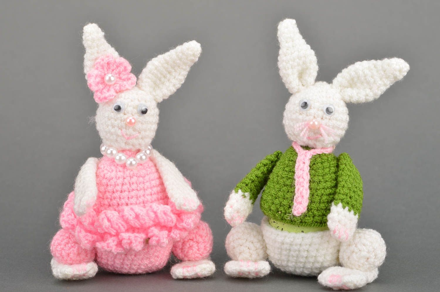 Набор вязаных игрушек кроликов для декора дома с сюрпризами ручной работы 2 шт фото 2