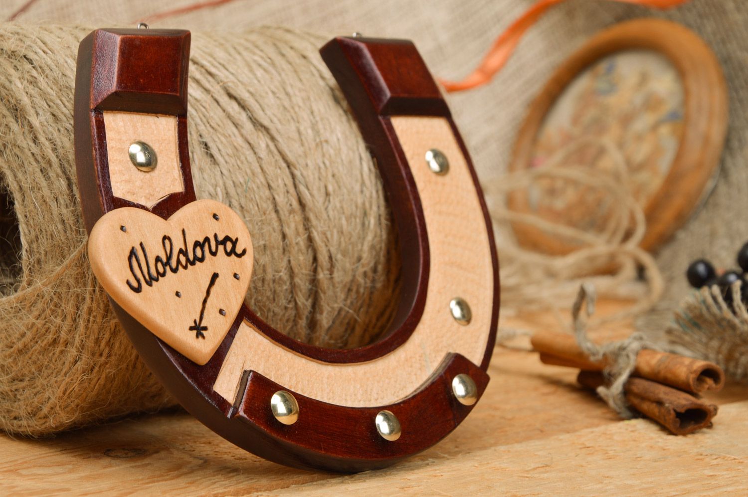 Cuelga llaves de madera con forma de herradura tallada artesanal  foto 1