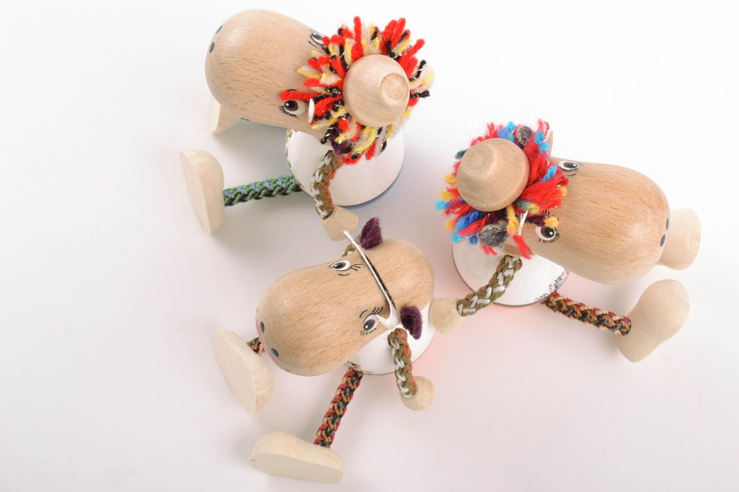 Деревянные эко-игрушки бычки и коровка набор 3 штуки с росписью красками фото 2
