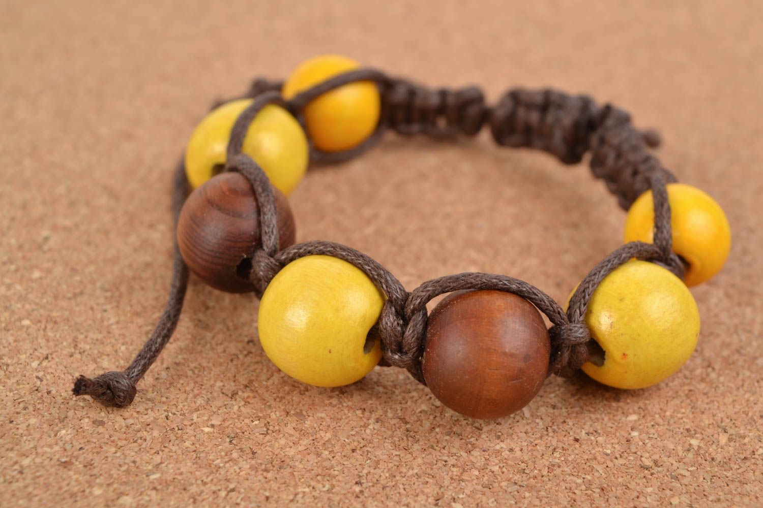 Bracelet en perles de bois et lacets original jaune marron accessoire fait main photo 2
