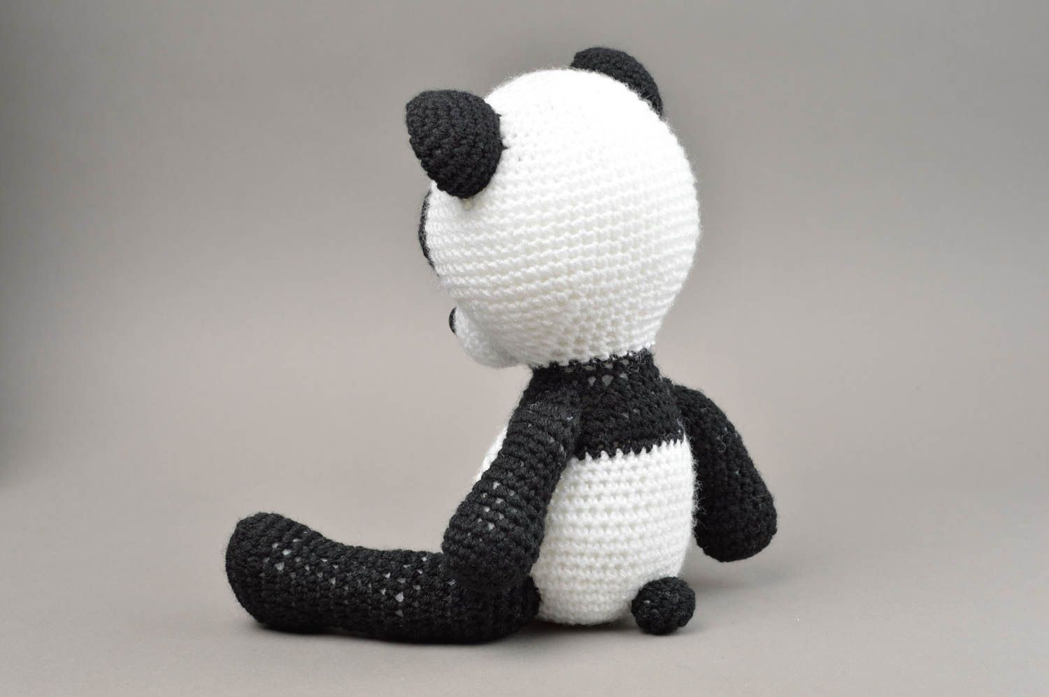 Knuddeliges schwarz weißes schönes Kuscheltier Panda handgehäkelt für Kinder foto 2