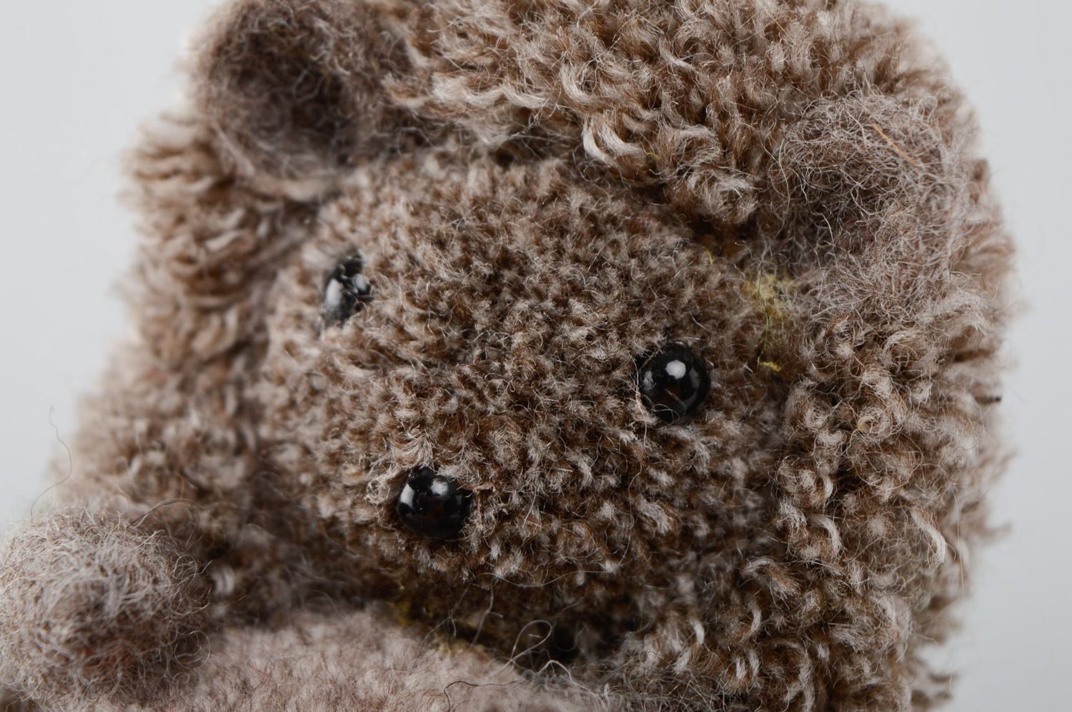 Peluche hérisson avec corbeille faite de pompons et laine feutrée photo 2