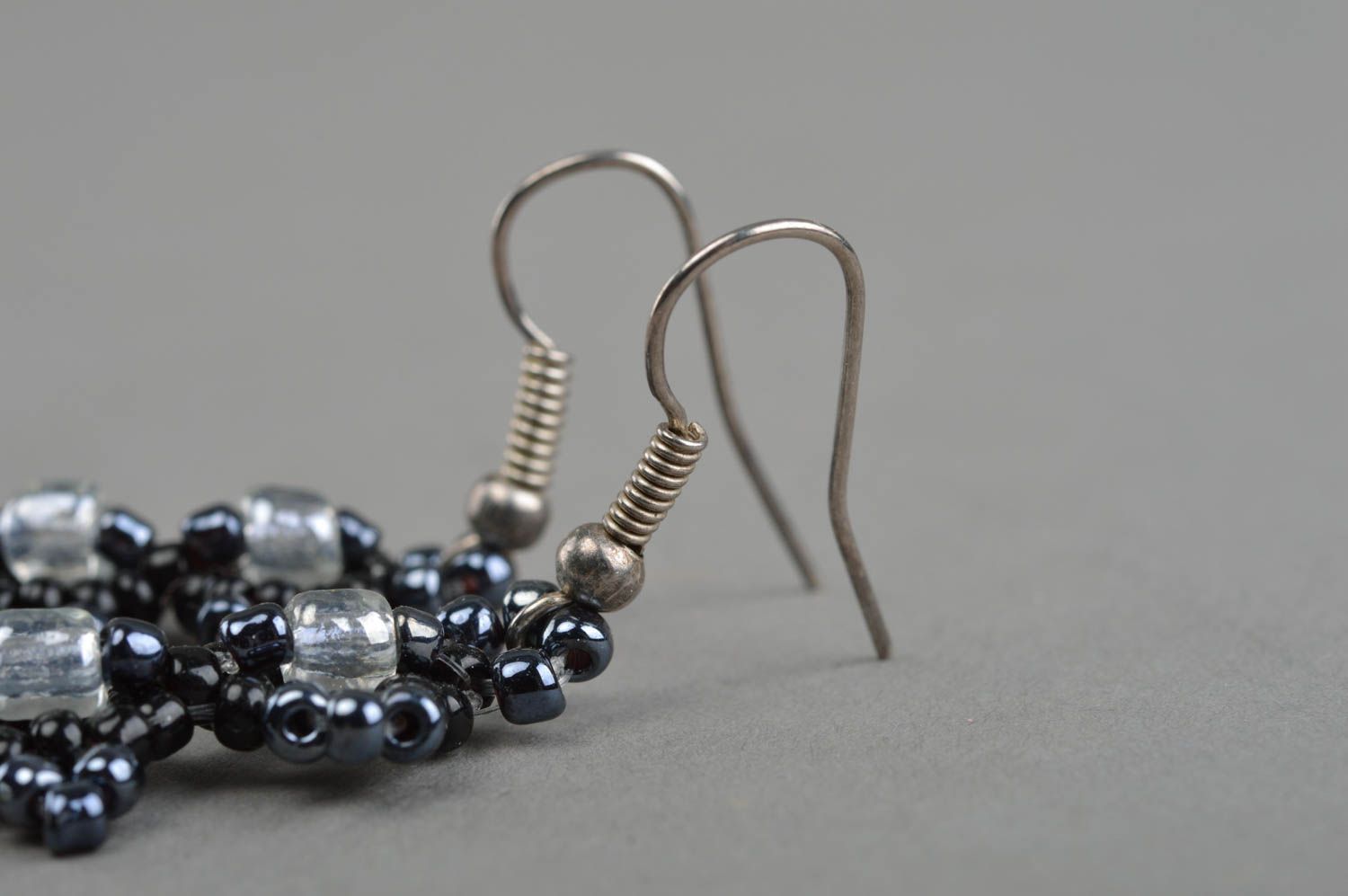 Ungewöhnliche große lange Ohrringe aus Rocailles Perlen handgemacht schwarz weiß foto 4