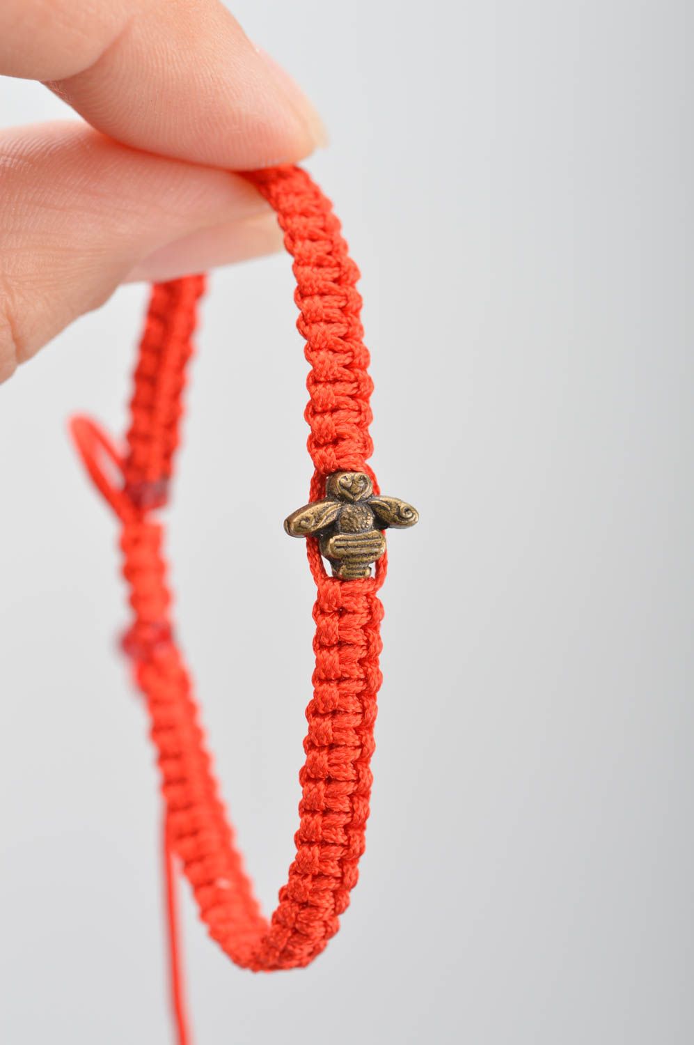 Красный браслет из шелковых ниток с пчелкой плетеный тонкий ручной работы фото 3