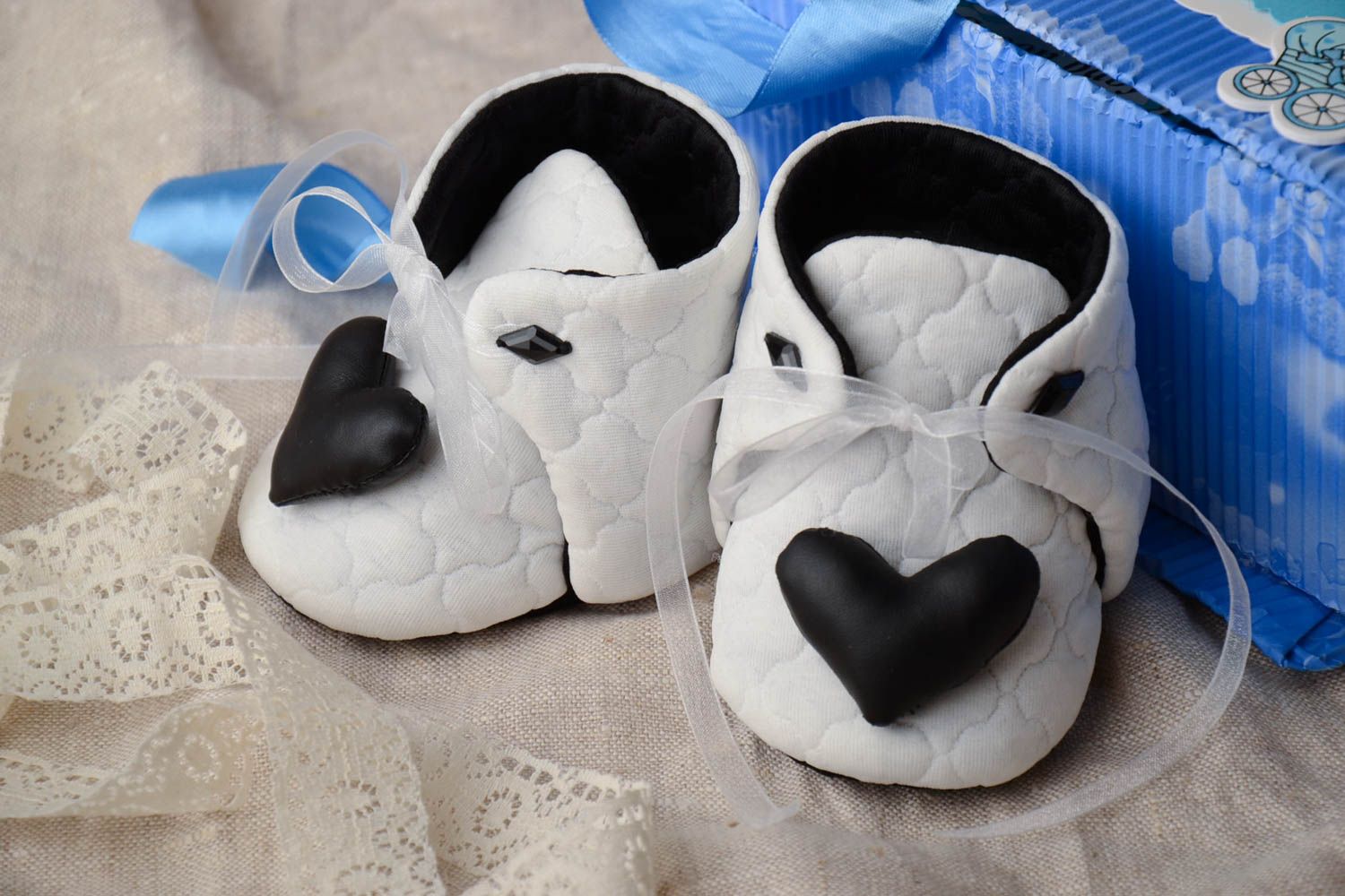 Schöne weiß schwarze Textil Babyschuhe mit Herzen aus Trikotstoff handgemacht foto 1