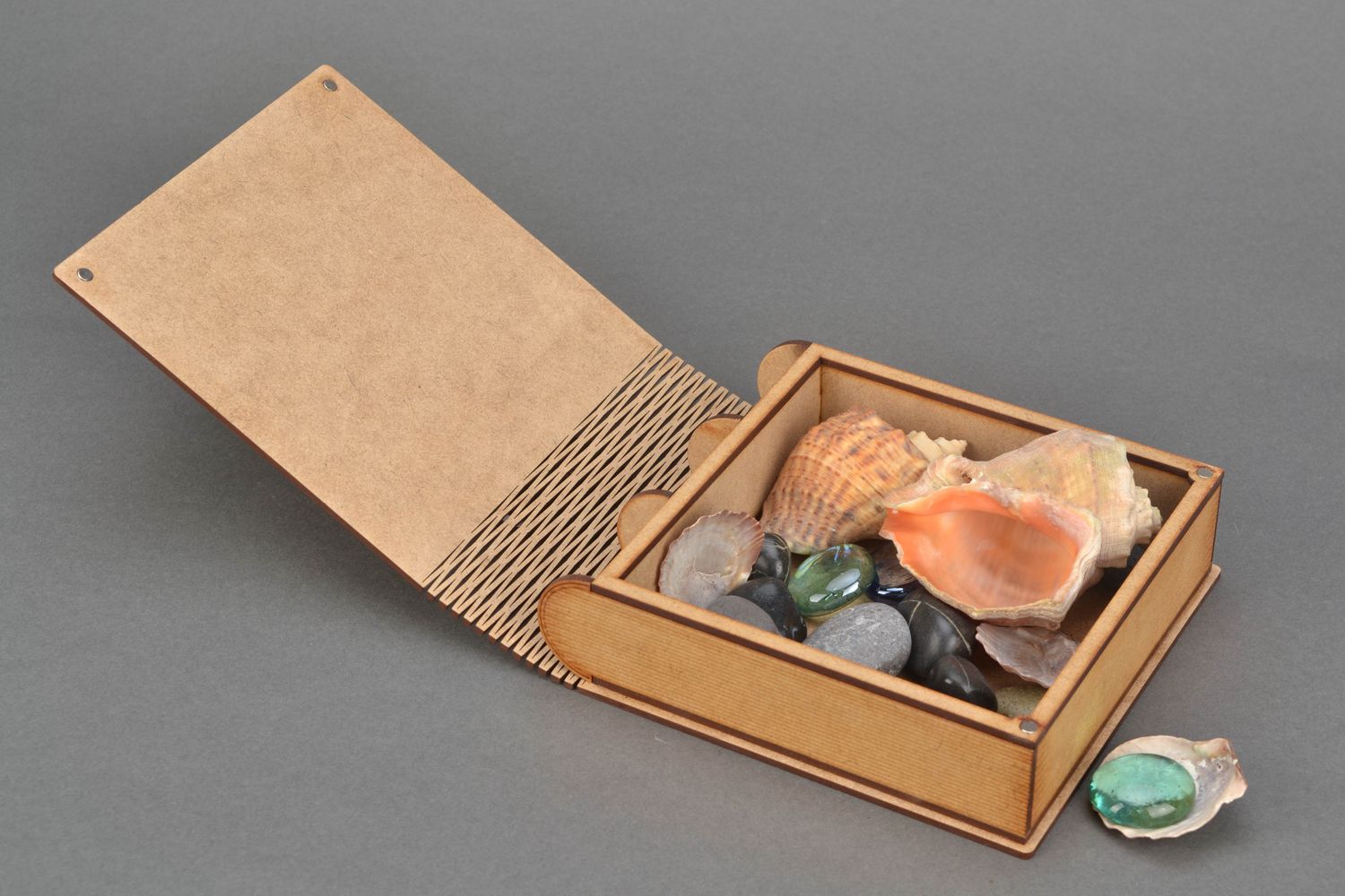 Boîte à bijoux en bois en forme de livre fait main photo 3