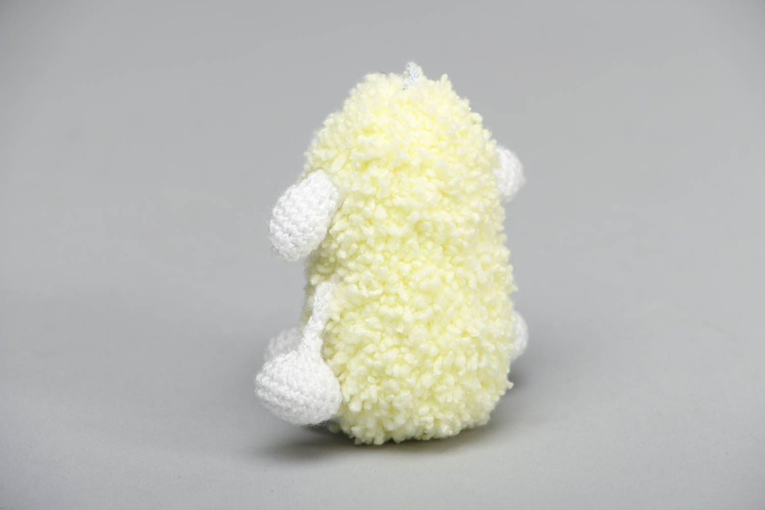 Симпатичная мягкая вязаная игрушка в виде овечки фото 3