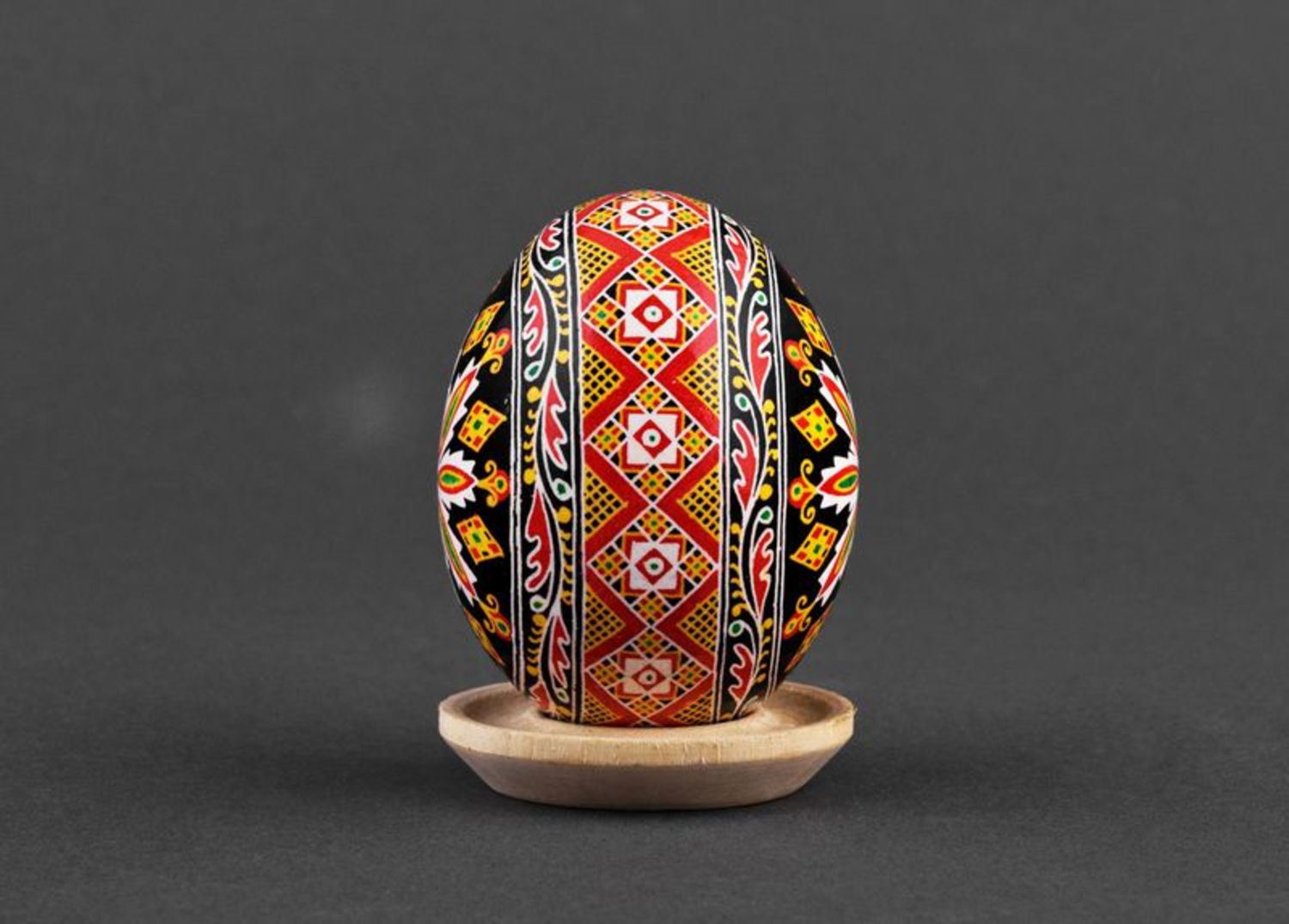 L'uovo decorativo fatto a mano L'uovo dipinto a mano L'uovo pasquale ucraino 
 foto 3