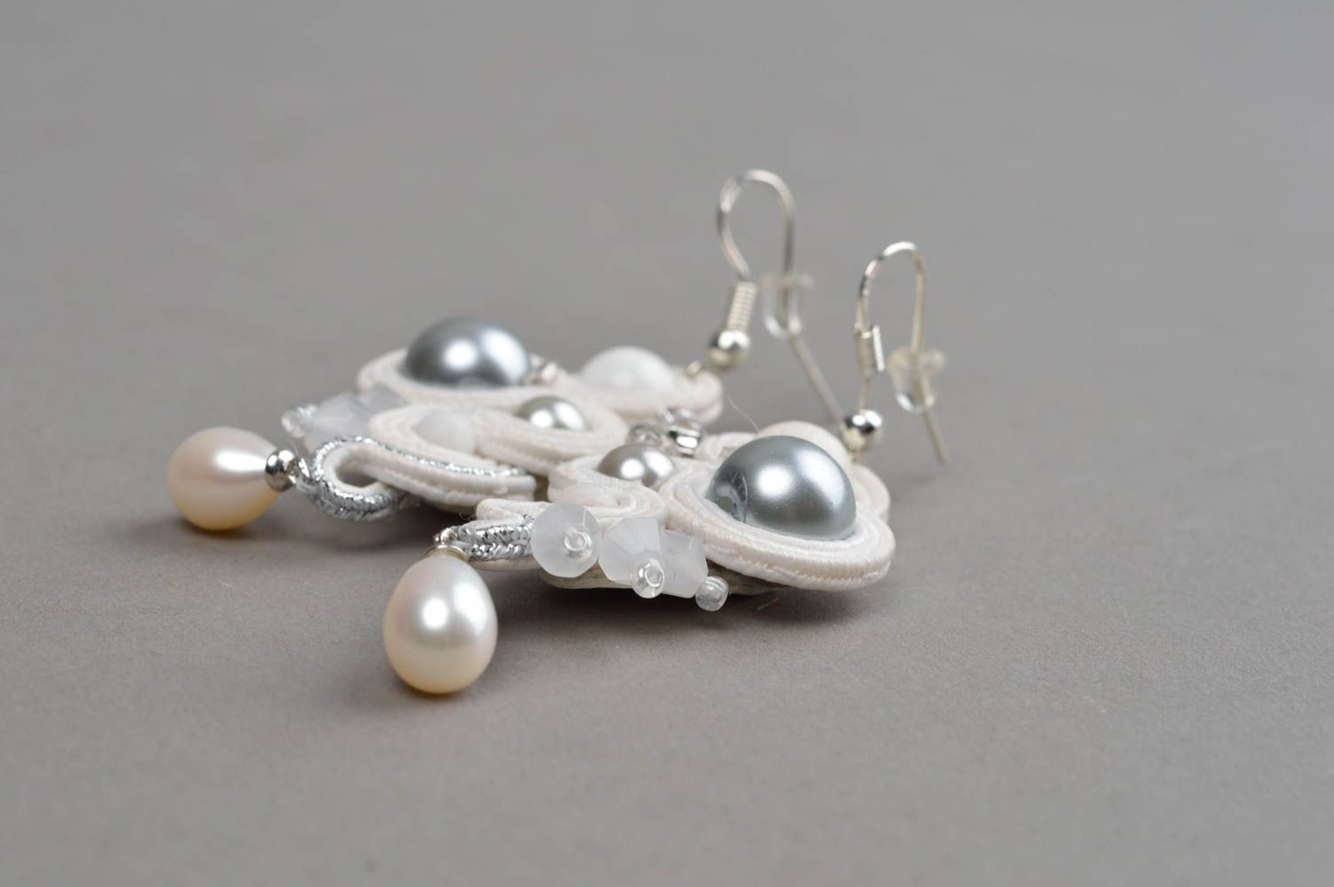 Weiße schöne wundervolle handmade Soutache Ohrringe mit Perlen für Damen foto 3