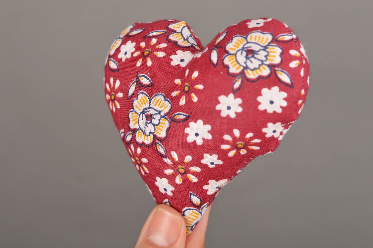 Мягкая игрушка ручной работы сердце из хлопка в цветочек декор дома красивая фото 5