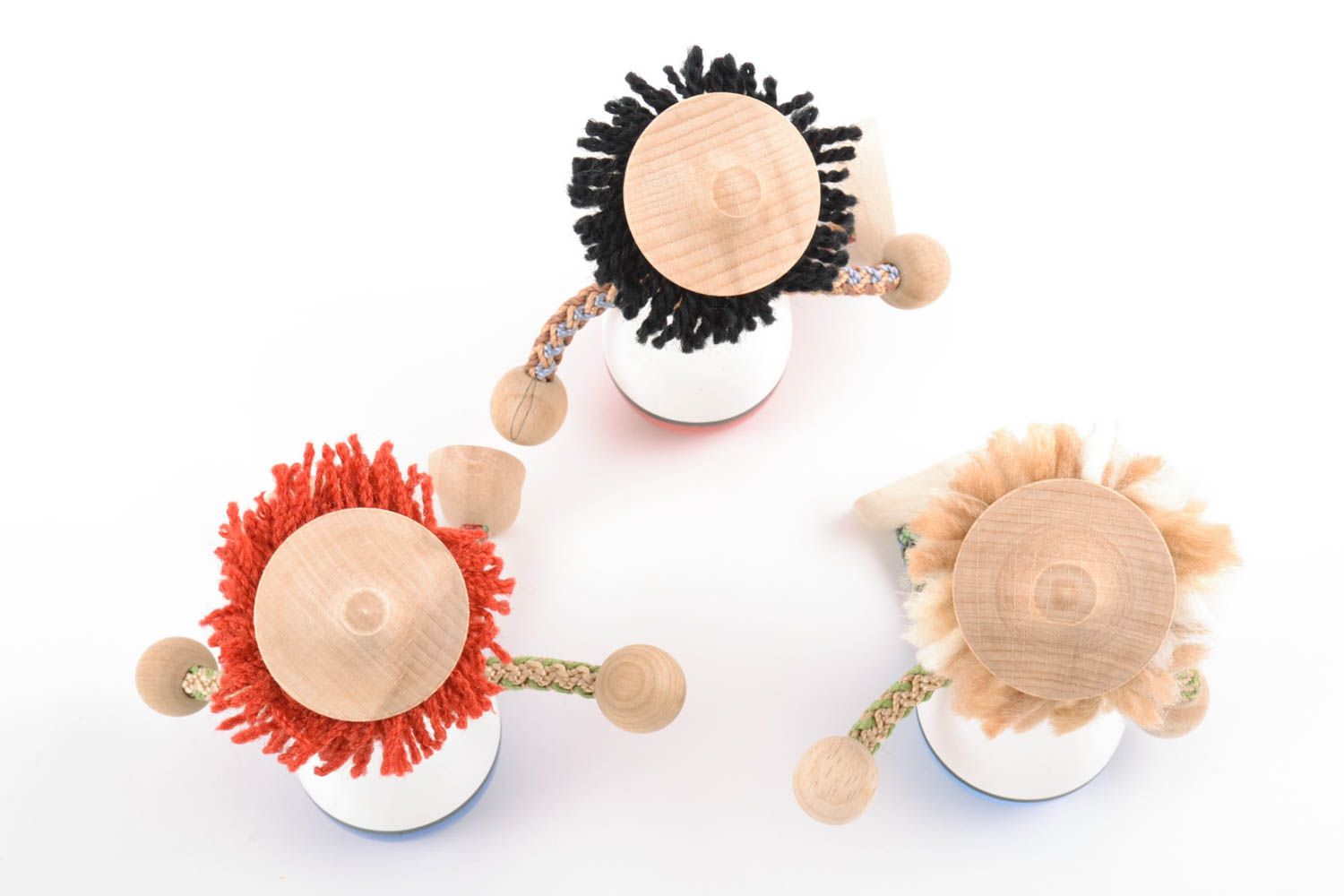 Игрушки из дерева ручной работы мальчики набор из трех изделий цветные забавные фото 4