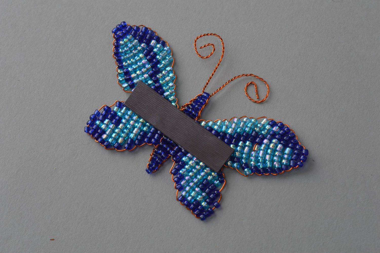 Petit aimant papillon bleu décor original en perles de rocaille fait main  photo 4