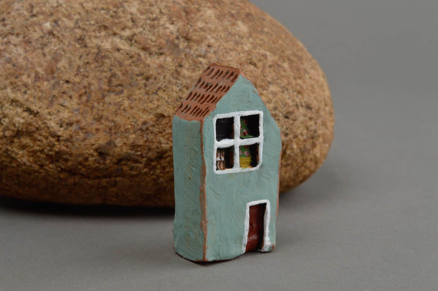 Bemalte handmade Deko Figur aus Ton in Form von kleinem Haus für Tisch foto 1
