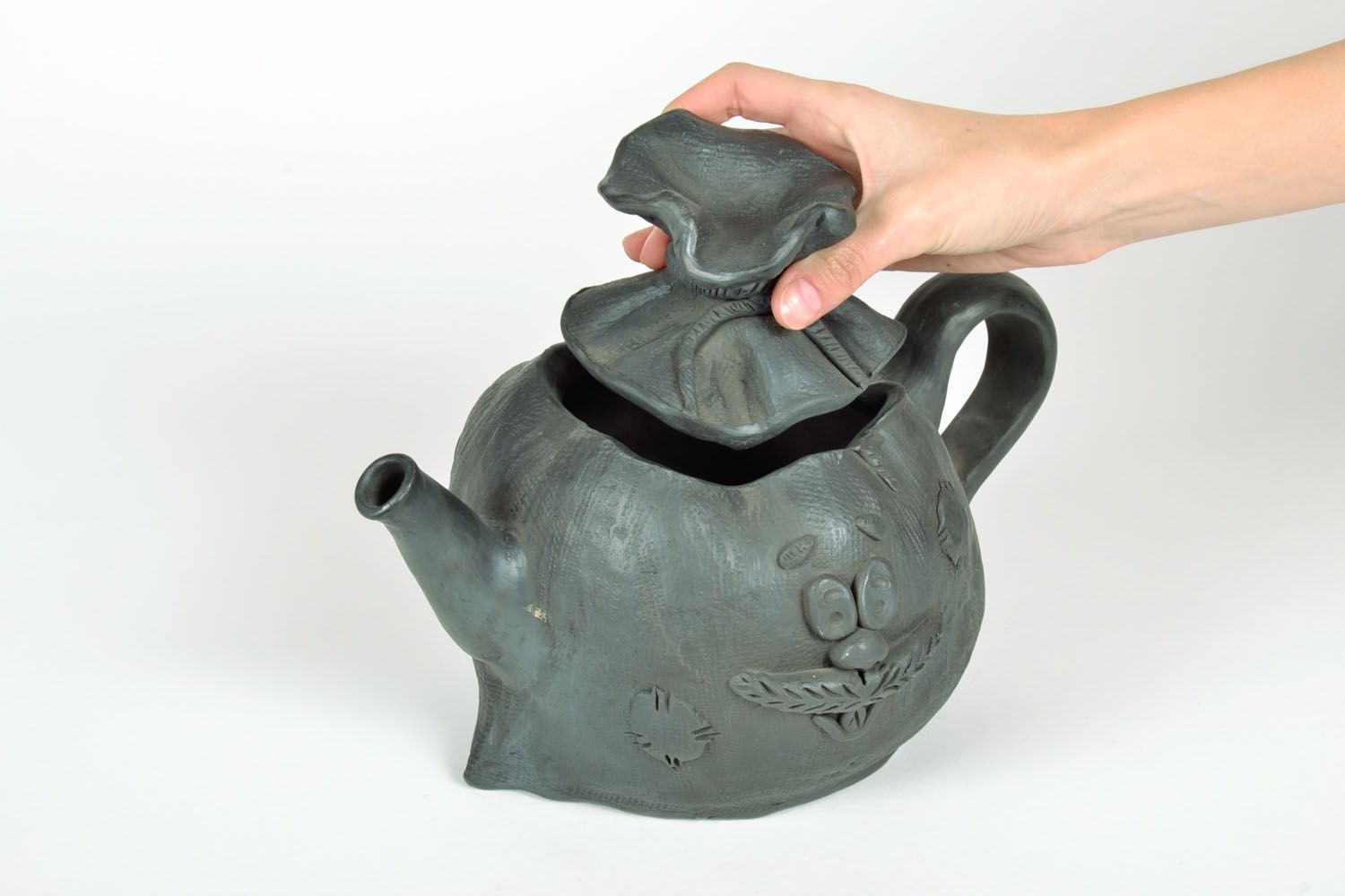 Schwarze Teekanne aus Keramik foto 5