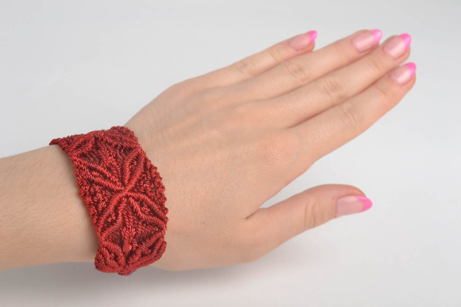 Bracelet macramé Bijou fait main tressé en fils rouge large Cadeau pour femme photo 1
