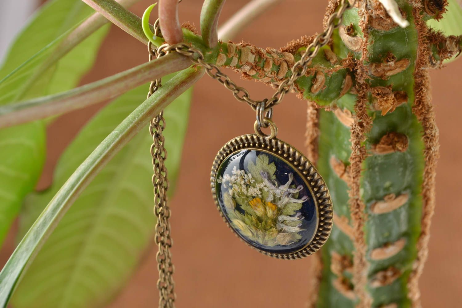 Round pendant with natural flowers in epoxy resin photo 1