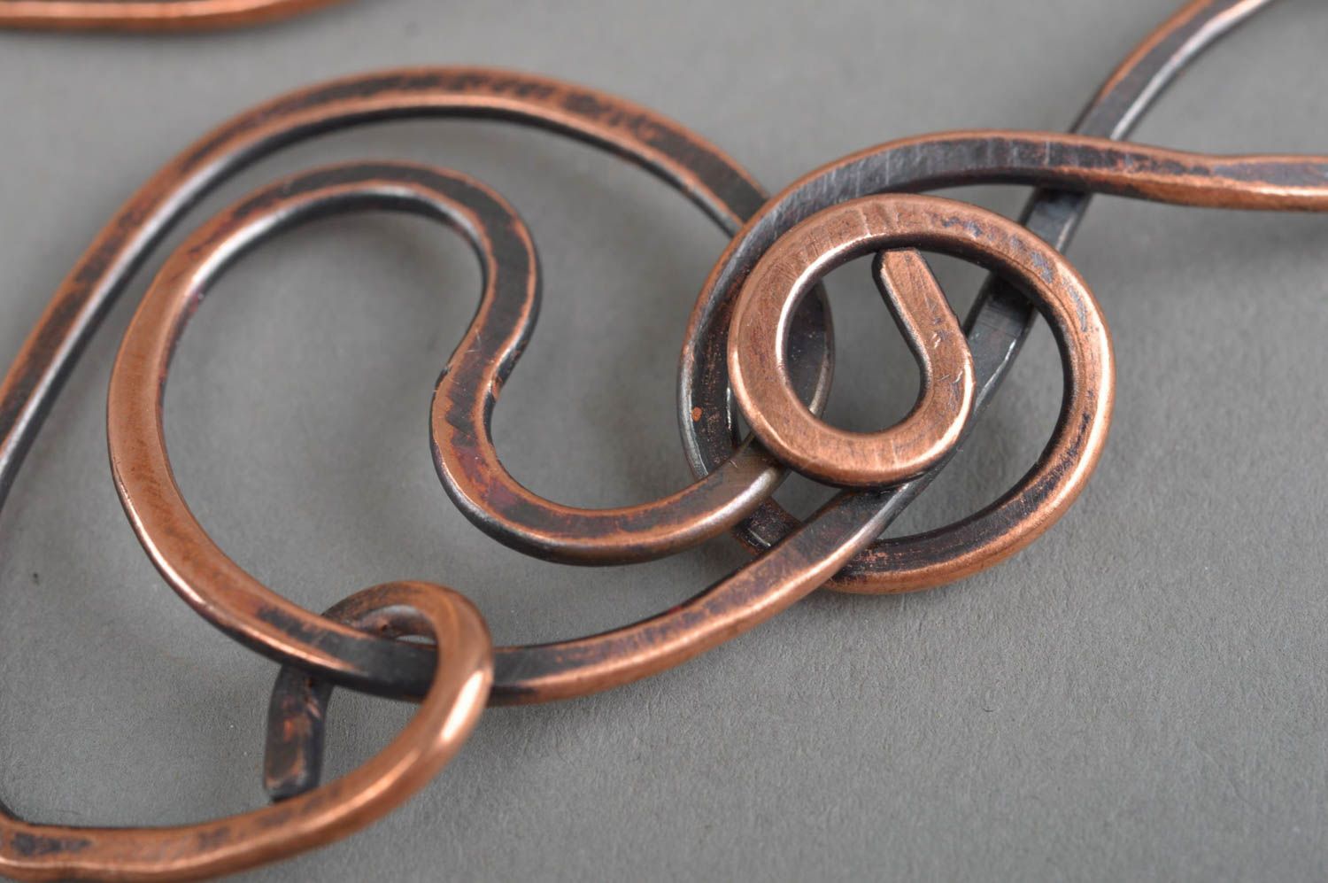 Handgemachte metallische stilvolle originelle Designer lange Ohrringe aus Kupfer foto 5