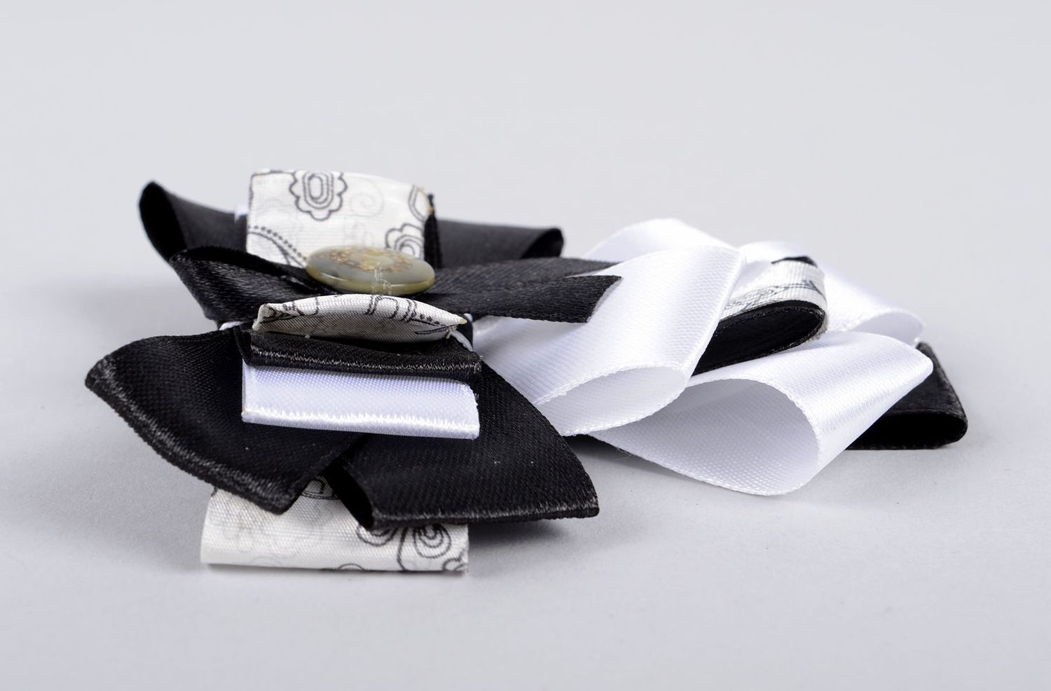 Handmade Brosche Schleife Accessoire für Frauen Schmuck schwarz weiß textil foto 2