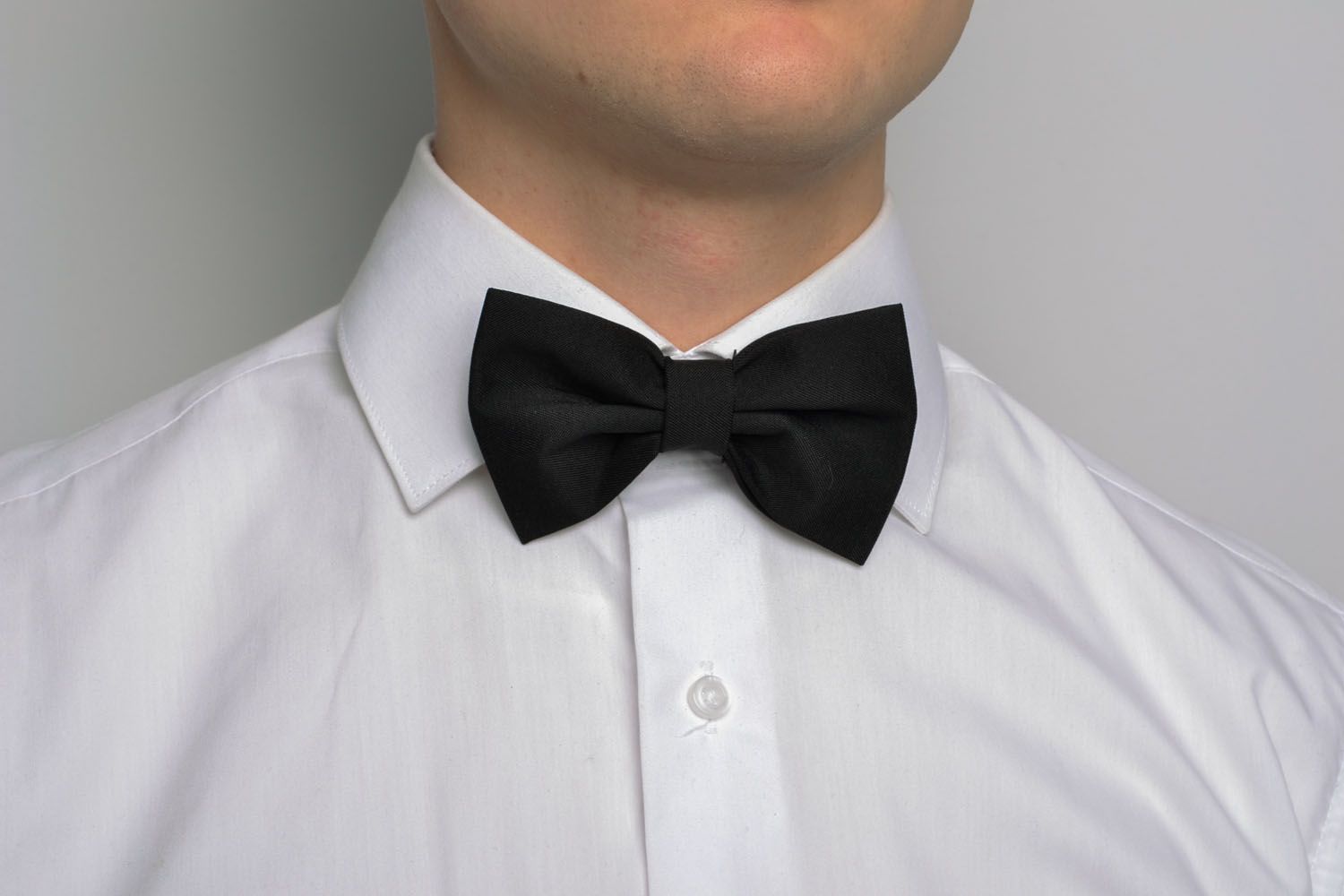 Черный классический галстук-бабочка фото 1