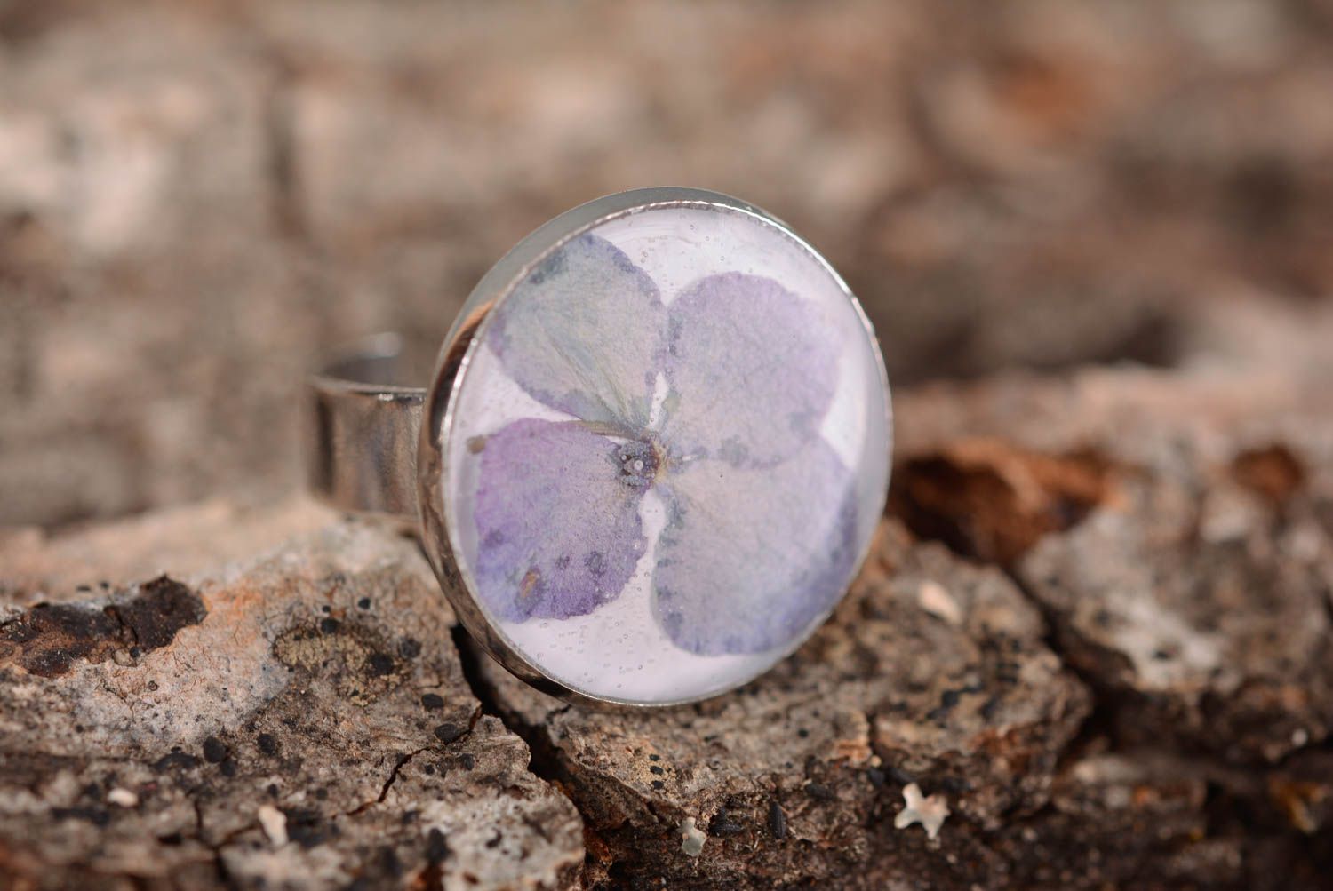 Handmade Ring mit Blume Epoxidharz Schmuck Accessoire für Frauen rund groß foto 2