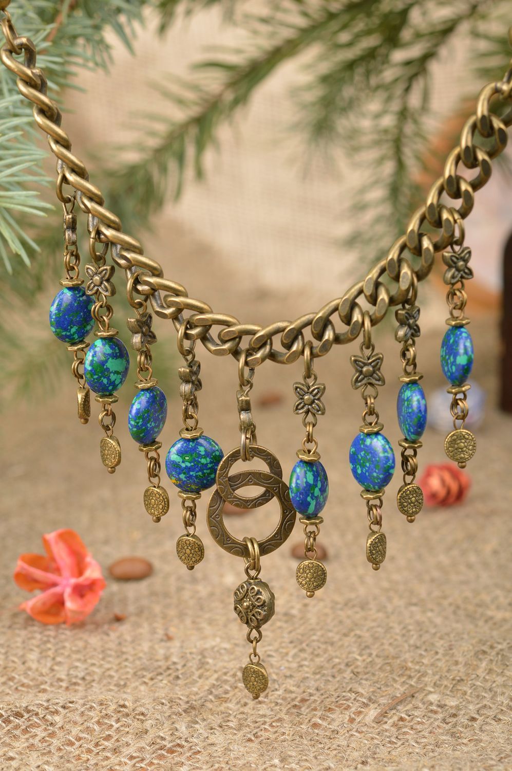 Künstlerische Metall Halskette mit Perlen in Blau handgemachtes Accessoire schön foto 1