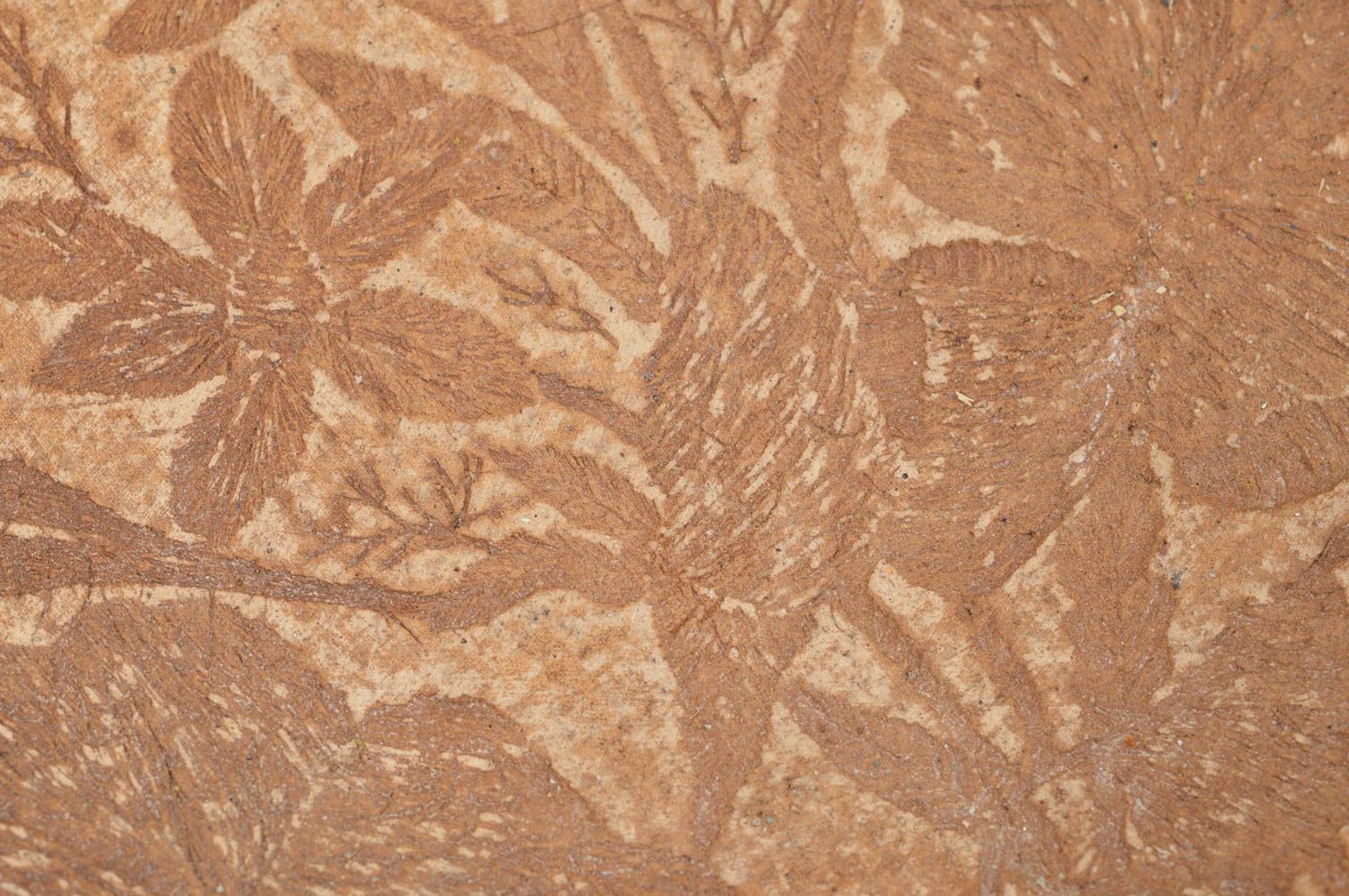 Assiette sur pieds ronde en argile à motif floral en relief faite main marron photo 5