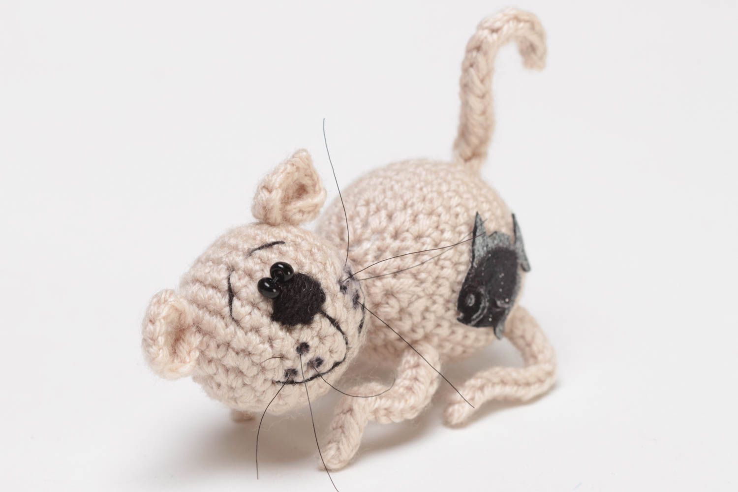 Chat en tissu fait main avec poisson tricoté jouet original pour enfant photo 2