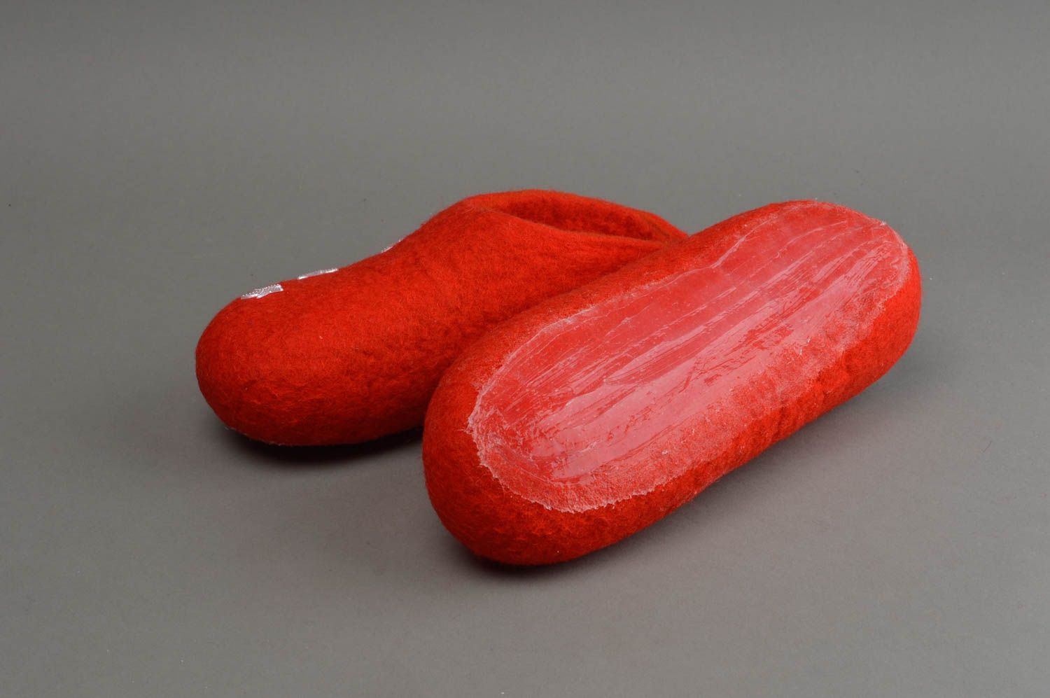 Pantoufles faites main rouges en laine naturelle technique de feutrage photo 4