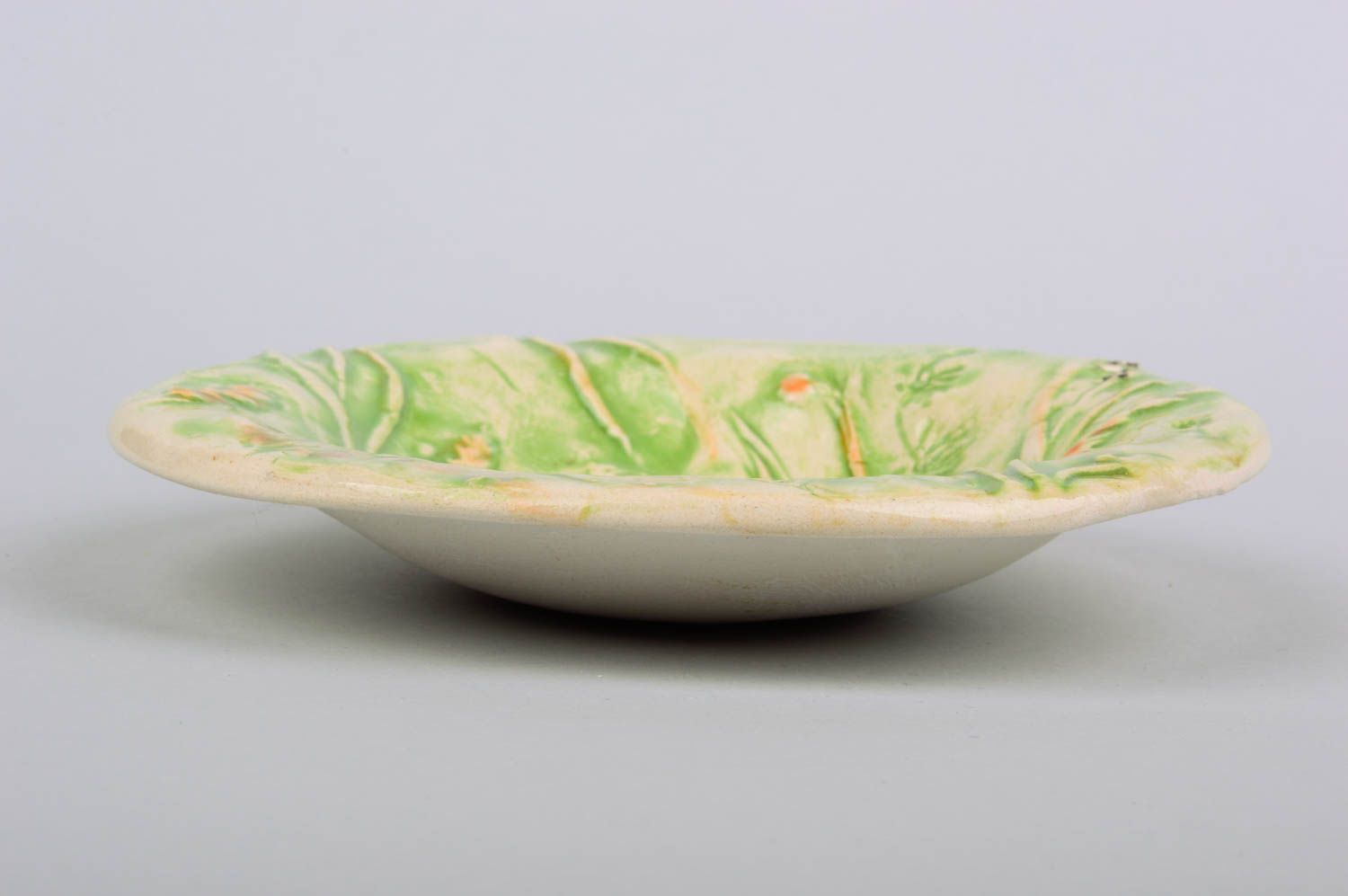 Керамическая тарелка расписанная глазурью с растительными узорами ручной работы фото 3