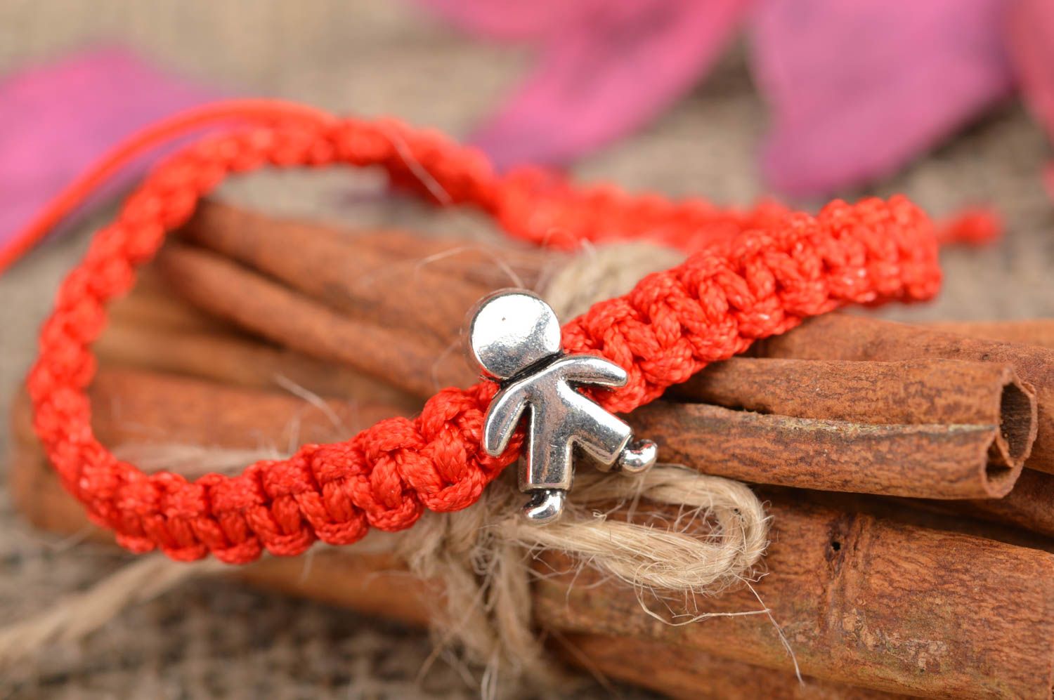 Тонкий плетеный браслет из текстильных шнуров красный ручной работы Человечек фото 1