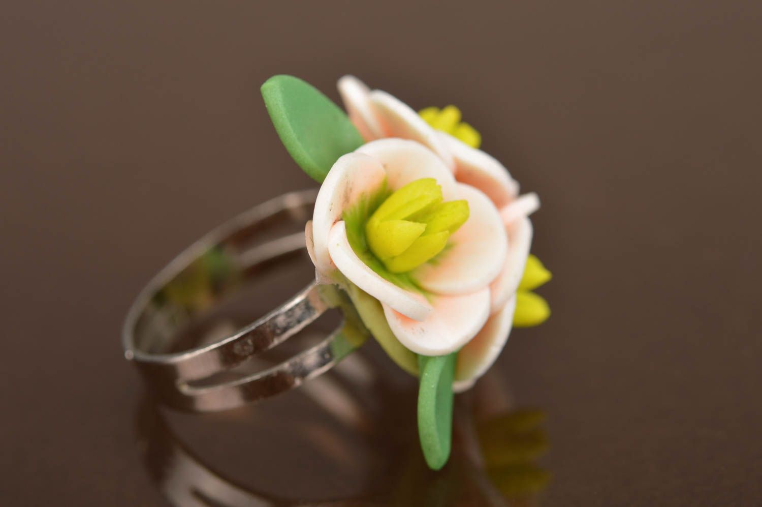 Anillo artesanal elegante con forma de tres flores de arcilla polimérica  foto 3