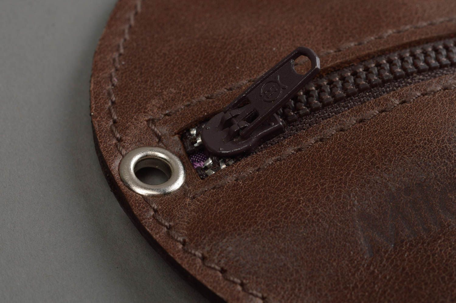 Accessoire rond porte-écouteurs en cuir naturel marron fait main design cadeau photo 7