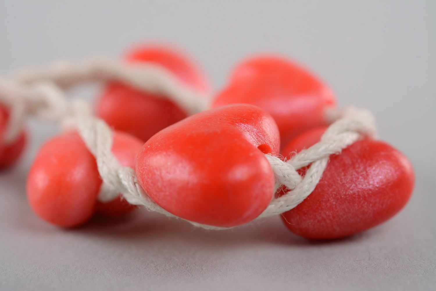 Bracelet avec coeurs rouges en pâte polymère  photo 2