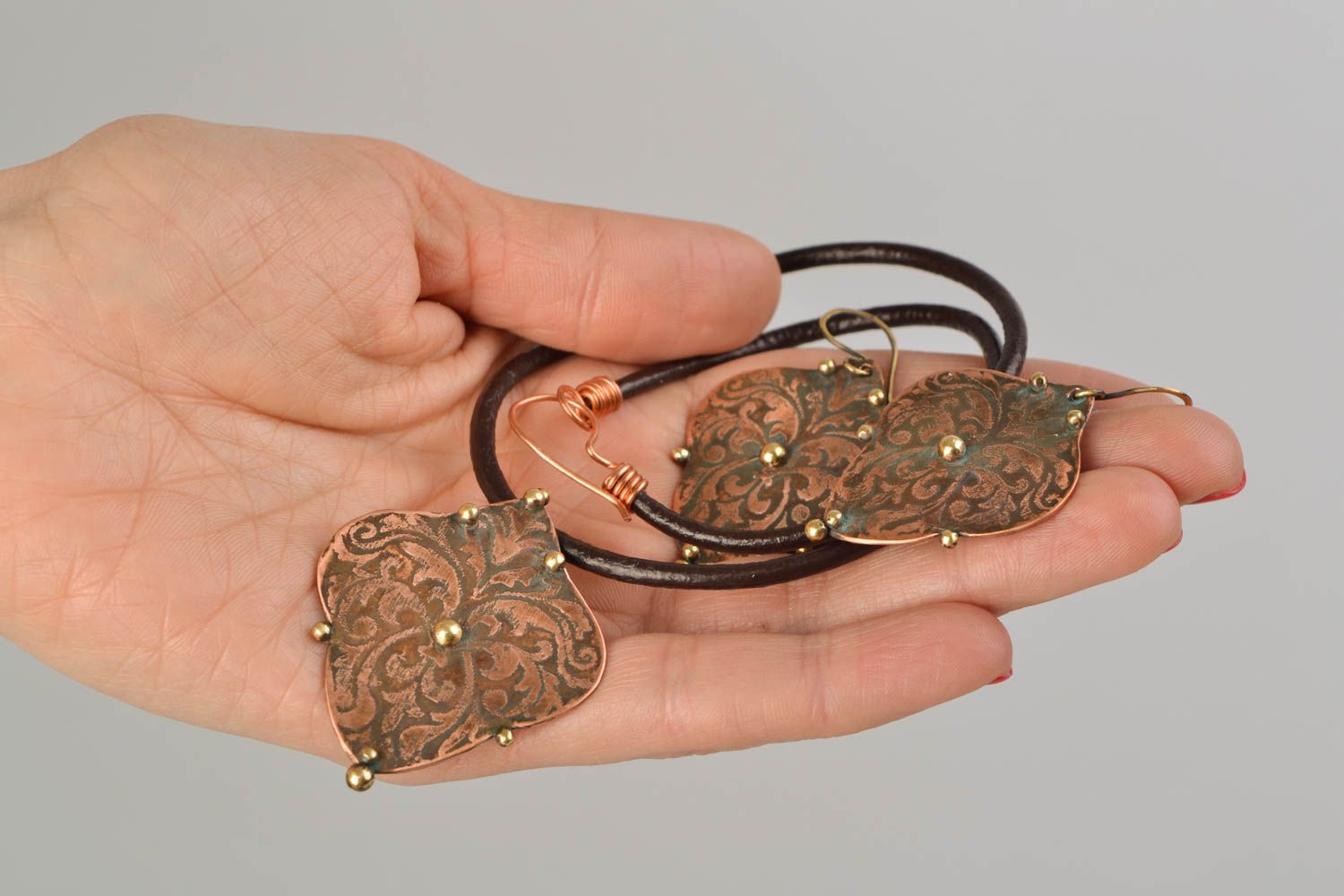 Boucles d'oreilles et pendentif artisanaux métalliques faits main Baroque photo 2