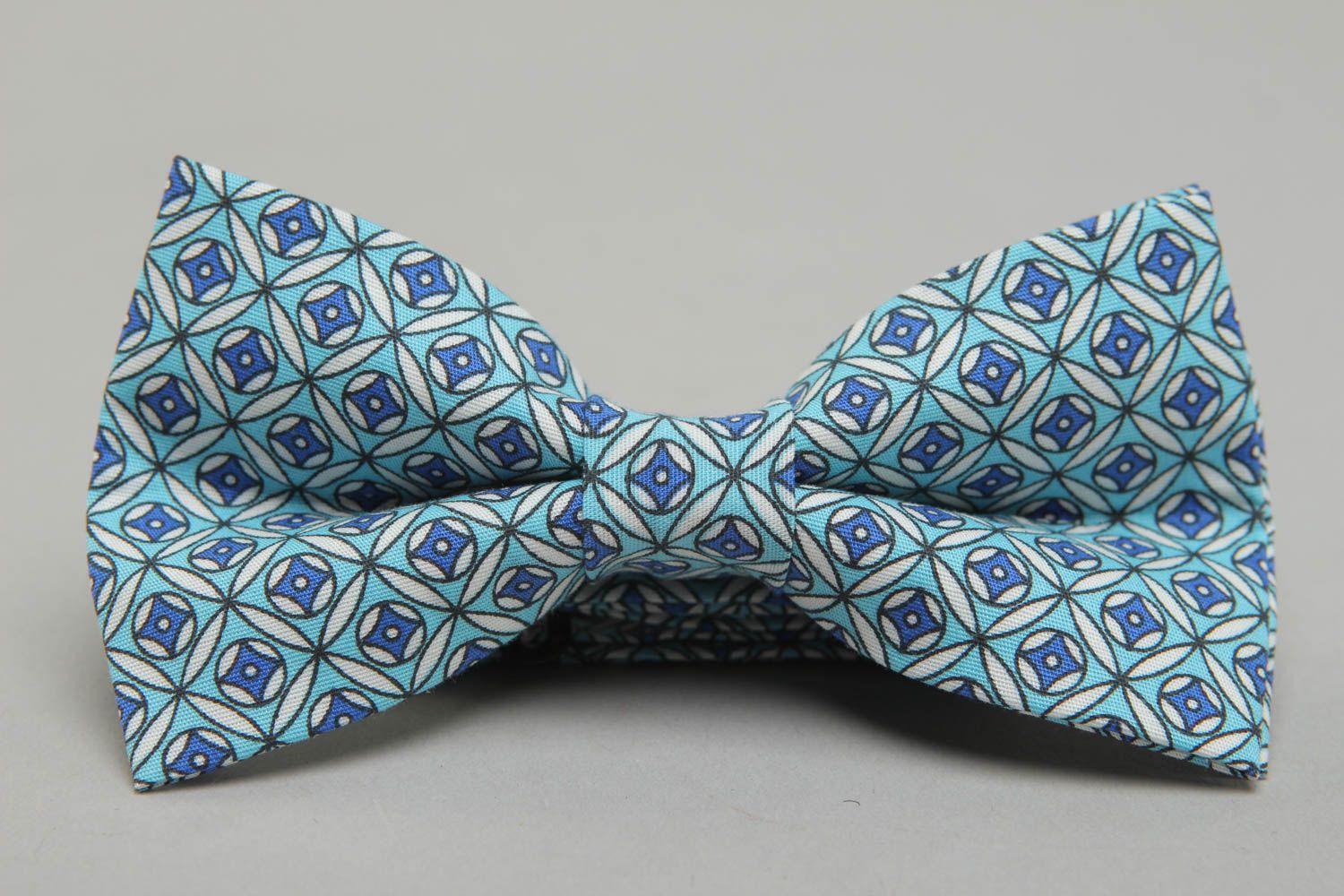 Handmade bow tie of blue color photo 2