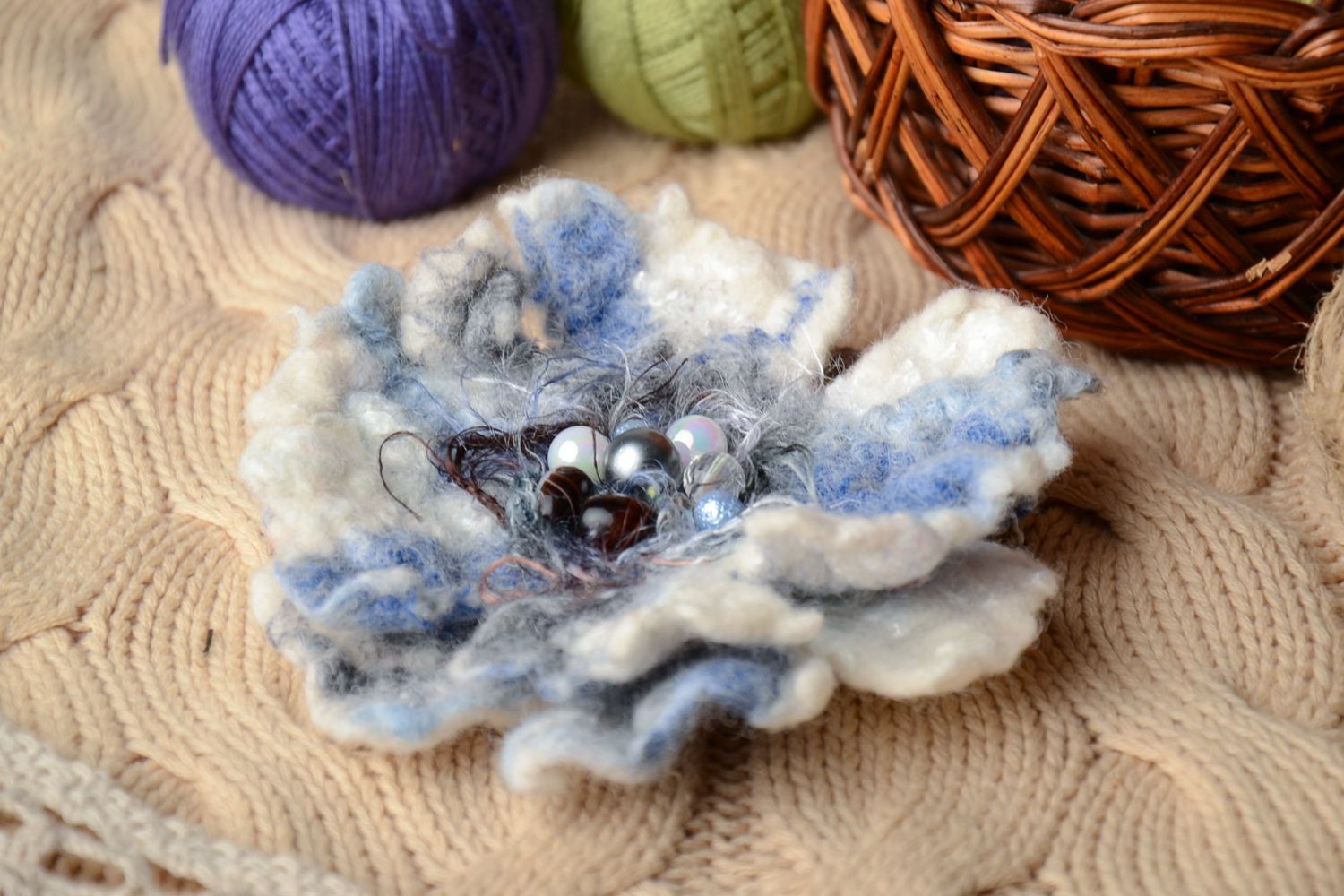 Broche en laine technique de feutrage Fleur bleue et blanche photo 1