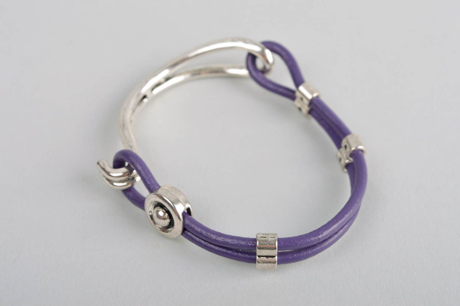 Bracelet en cuir Bijou fait main design violet Accessoire femme original photo 2