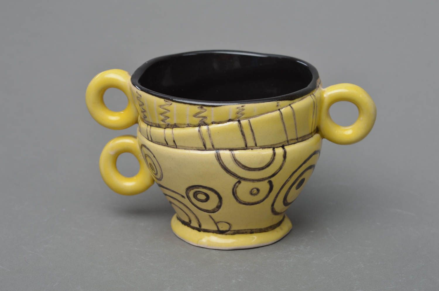 Tasse originale en porcelaine peinte jaune à motif faite main à 3 anses photo 1