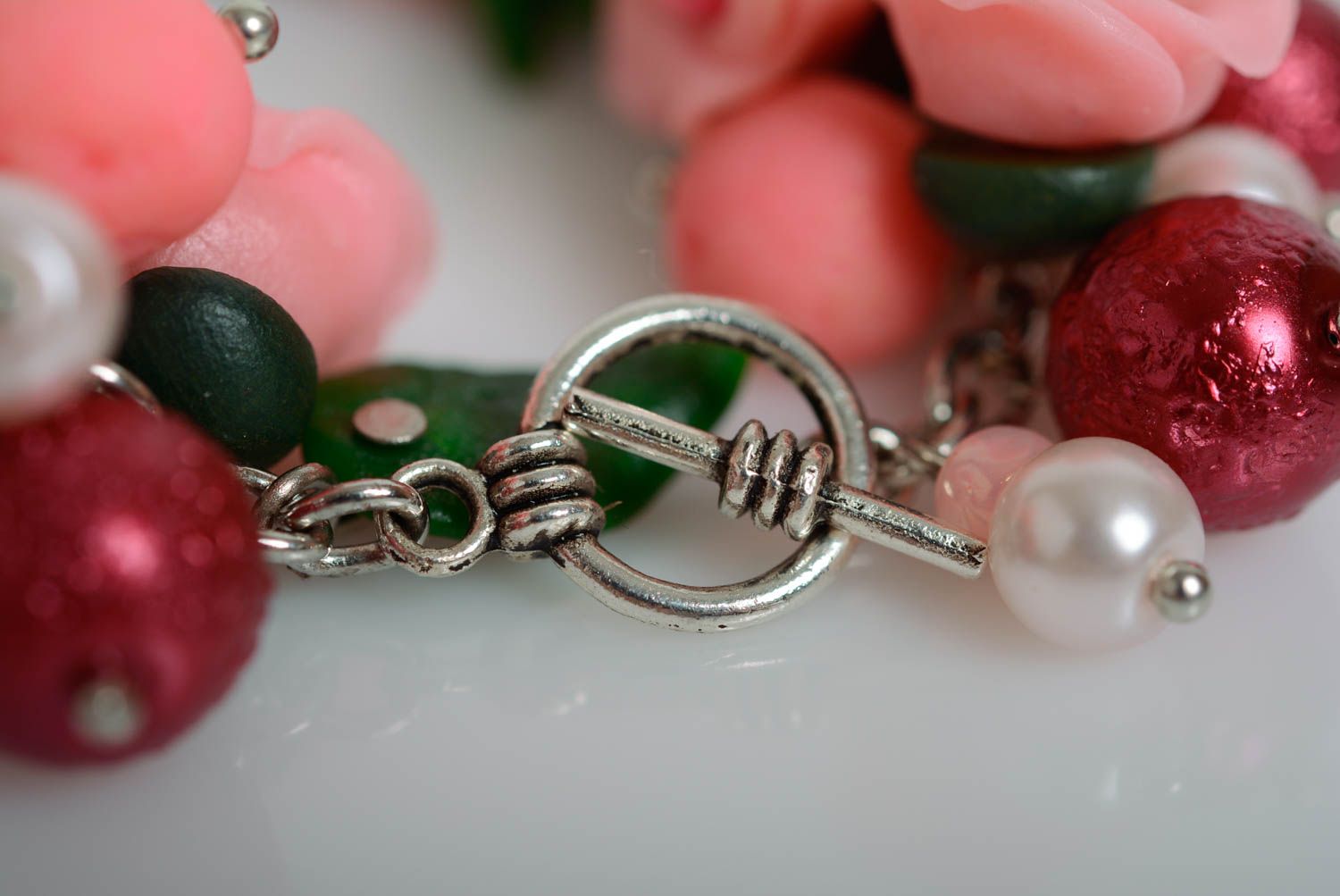 Gentle handmade designer plastic flower bracelet with pearl-like beads photo 3