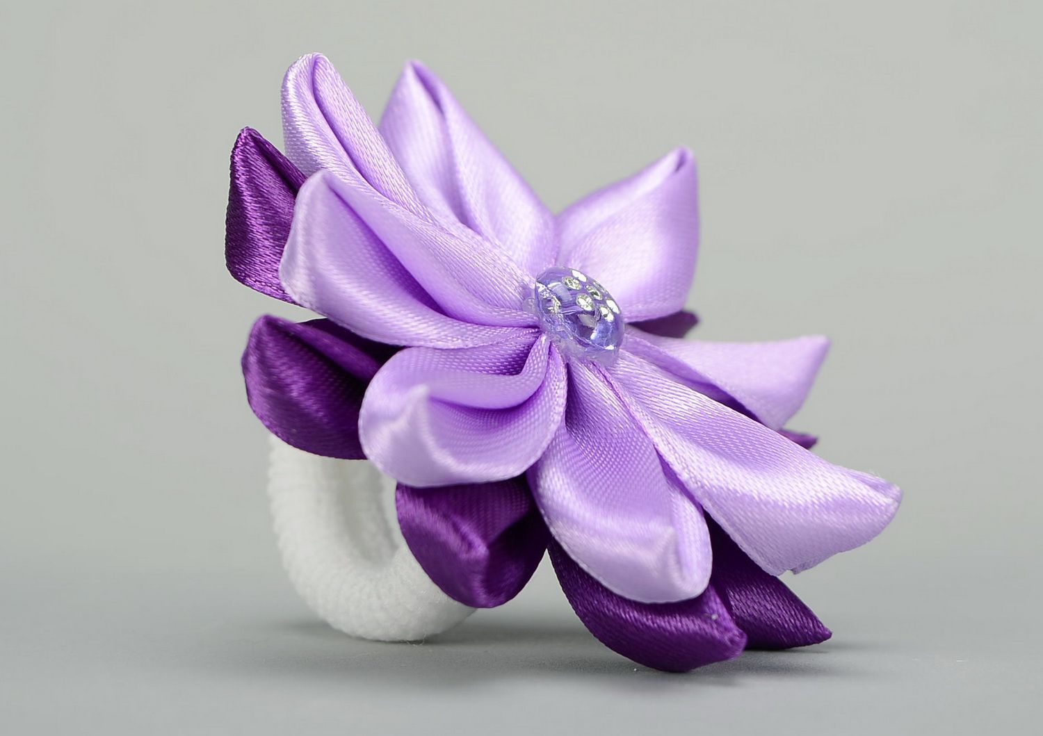 Elastique à cheveux avec fleur en satin violette photo 2